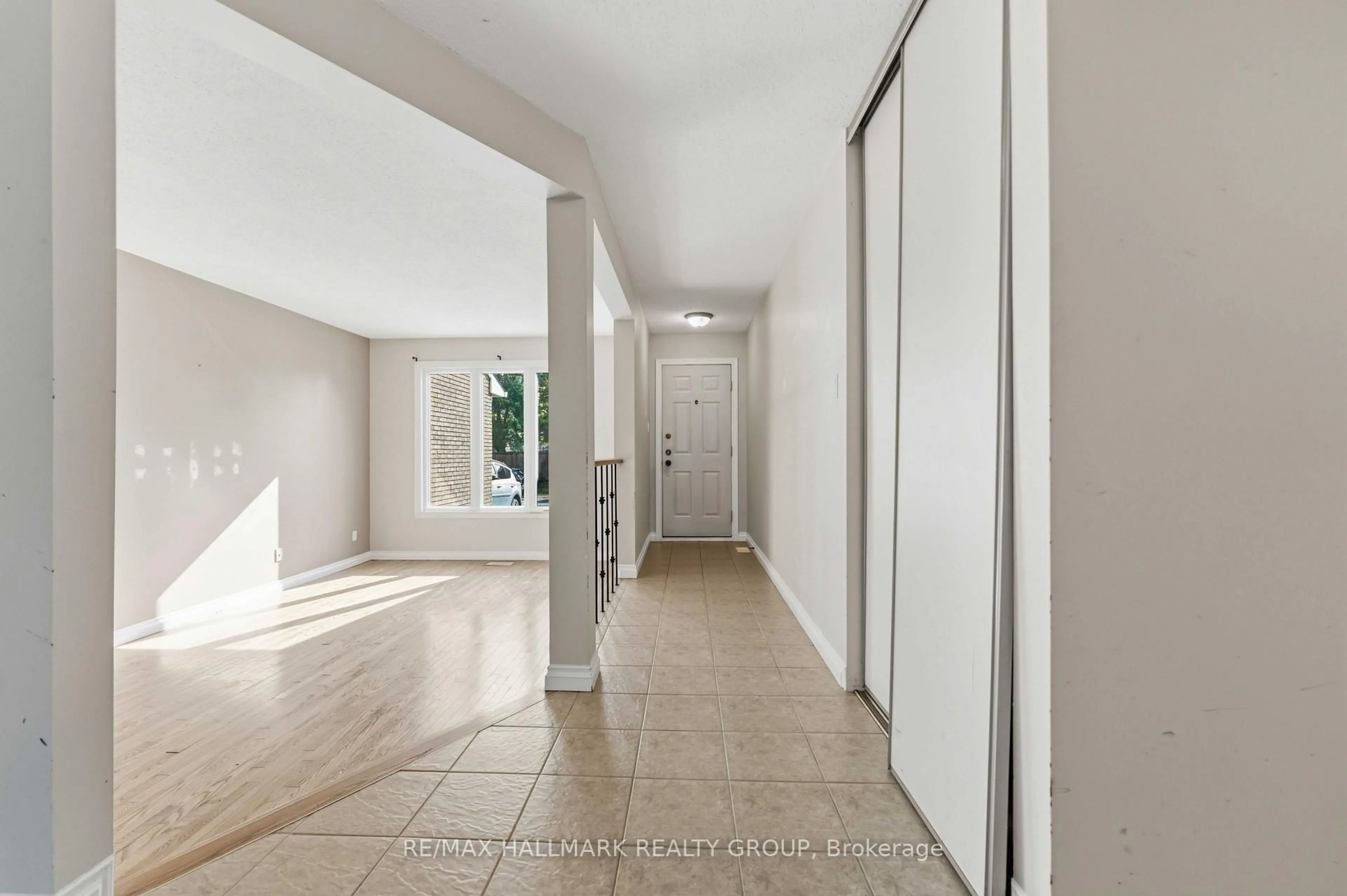 Indoor foyer for 1506 Beaverpond Dr #B, Ottawa Ontario K1B 3R9