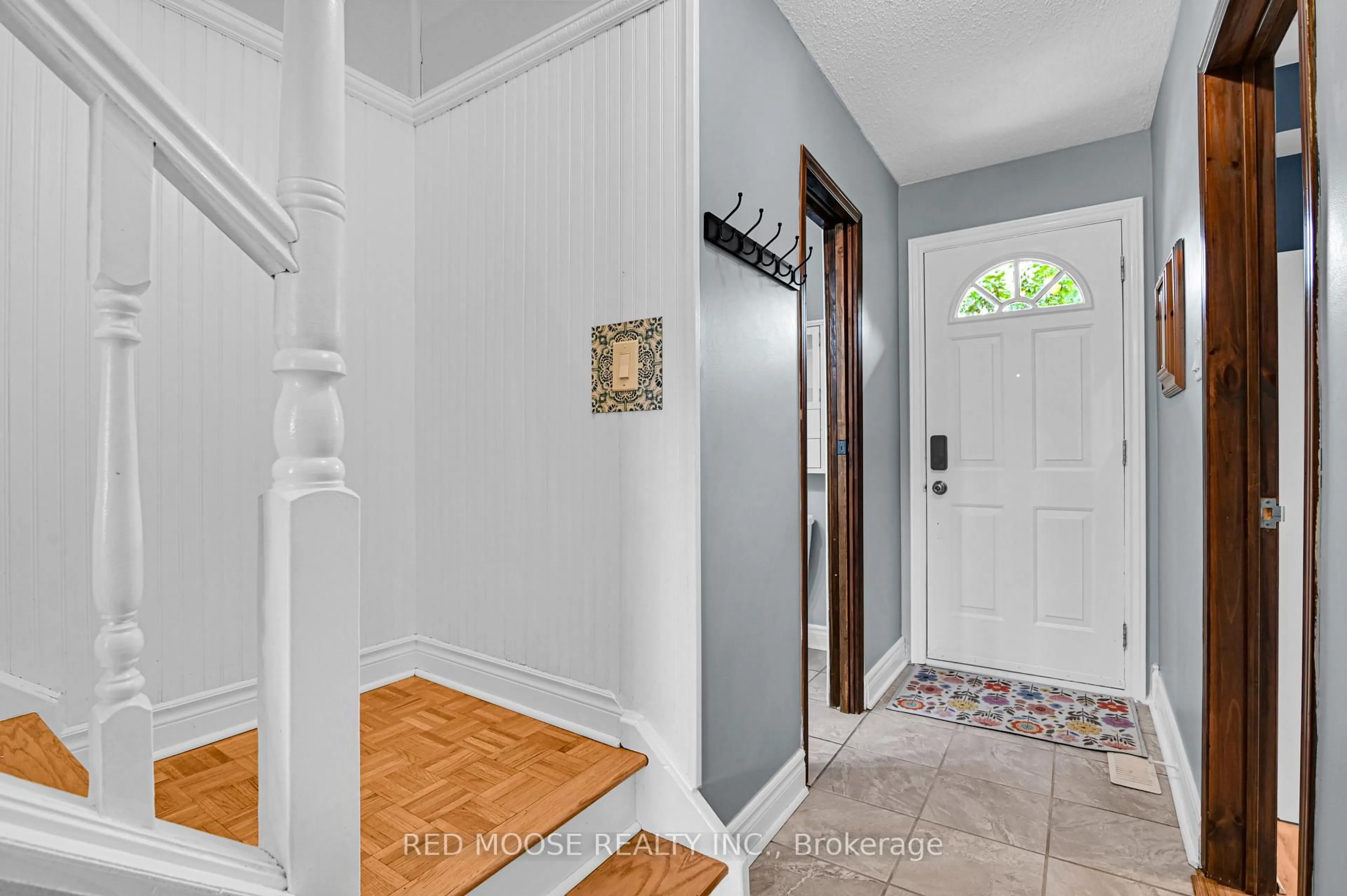 Indoor entryway for 67 Valewood Cres, Ottawa Ontario K1B 4G1