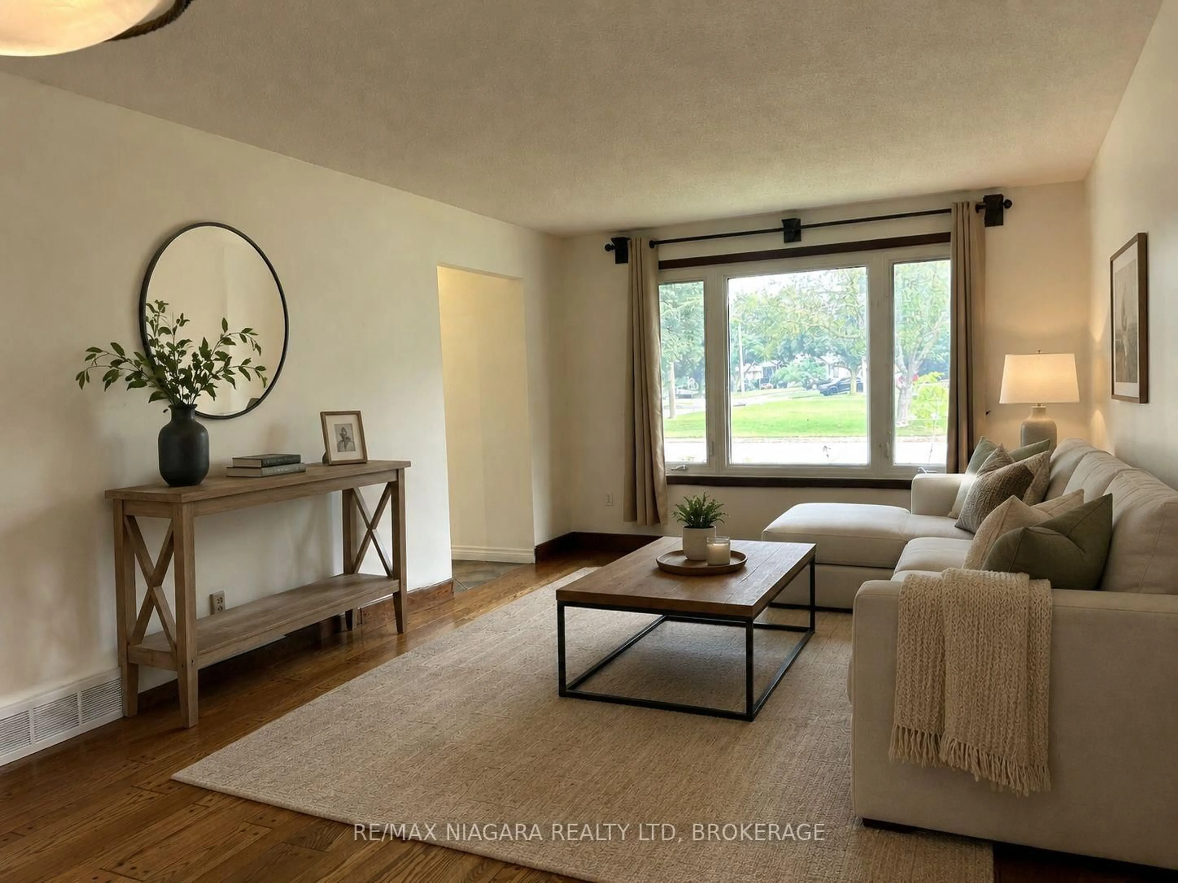 Living room with furniture, wood/laminate floor for 26 Friars Crt, St. Catharines Ontario L2N 6B5