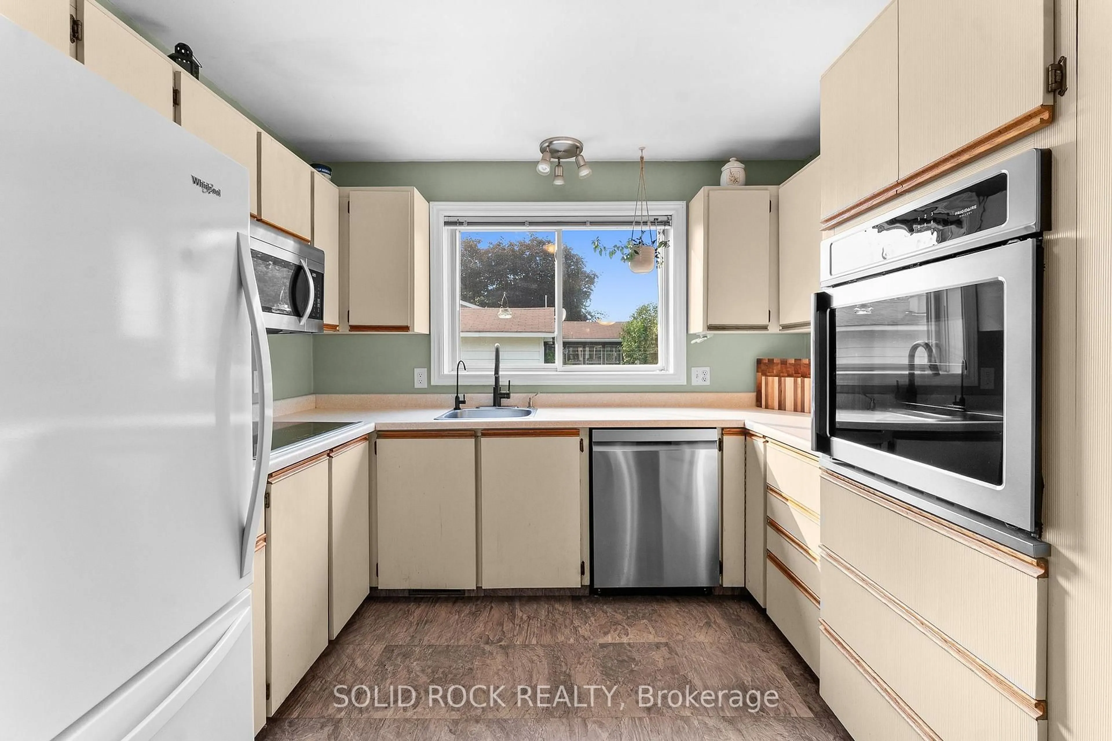 Standard kitchen, unknown for 112 Kedey St, Fitzroy Harbour Ontario K0A 1X0