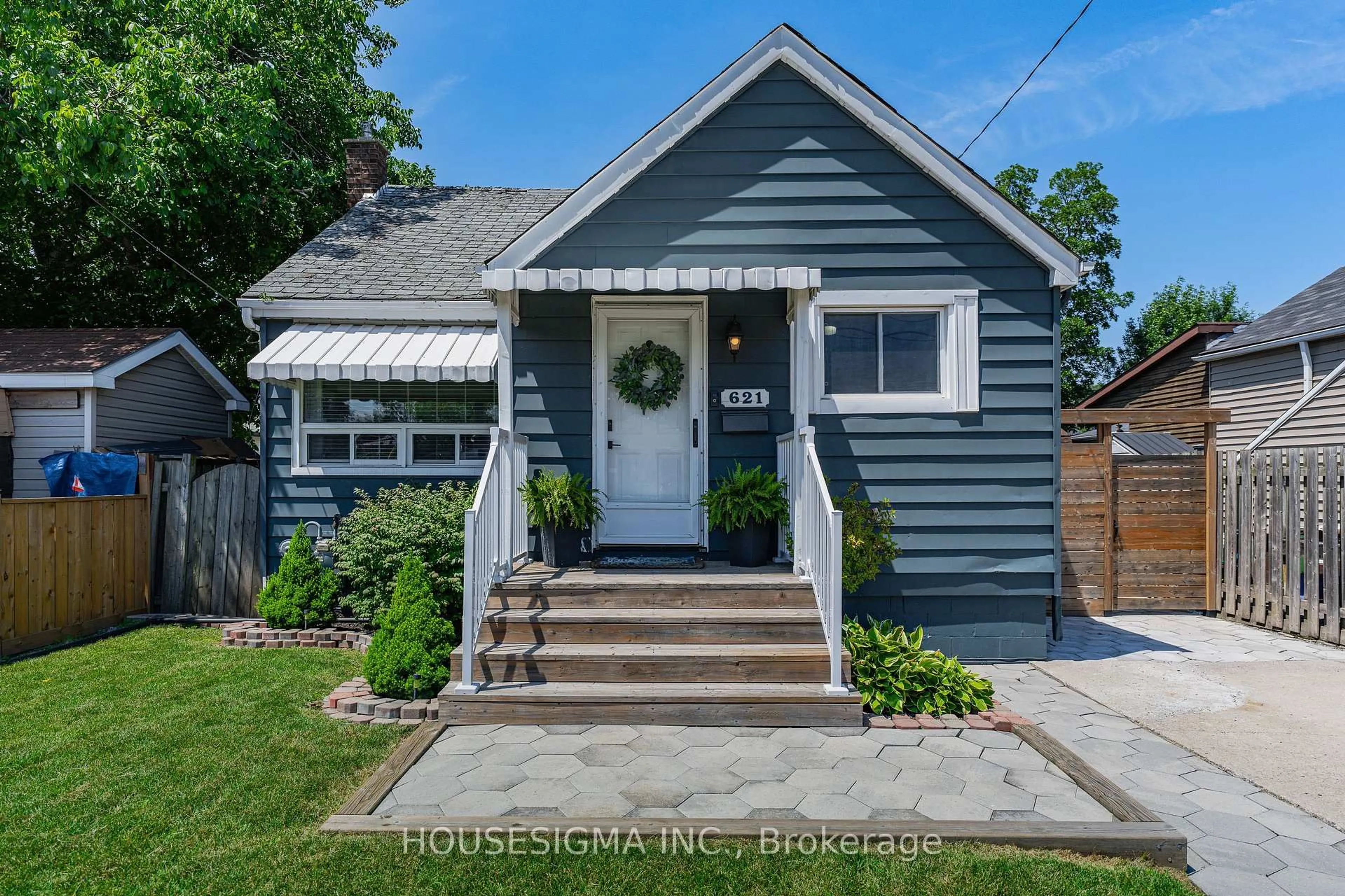 Home with vinyl exterior material, street for 621 Tate Ave, Hamilton Ontario L8H 6L4