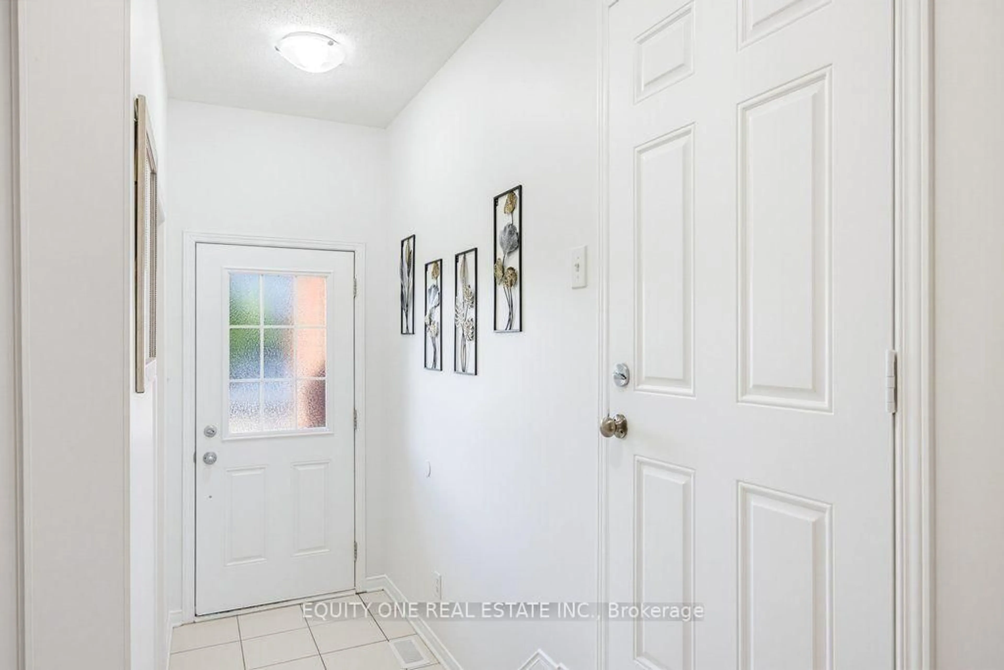 Indoor entryway for 318 Amici Terr, Ottawa Ontario K2S 0J6