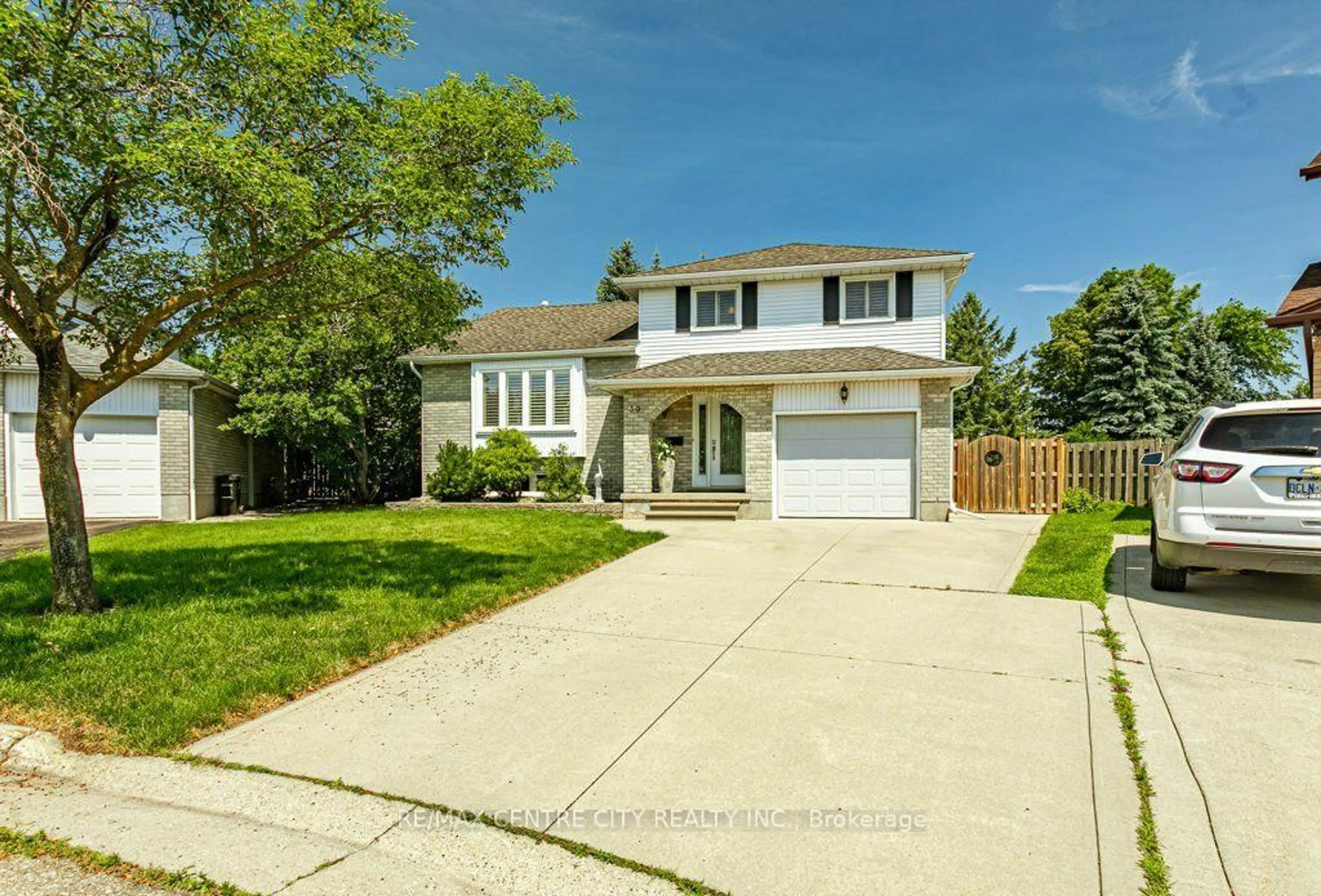 Home with vinyl exterior material, street for 39 Bonnybank Crt, Kitchener Ontario N2E 3B9