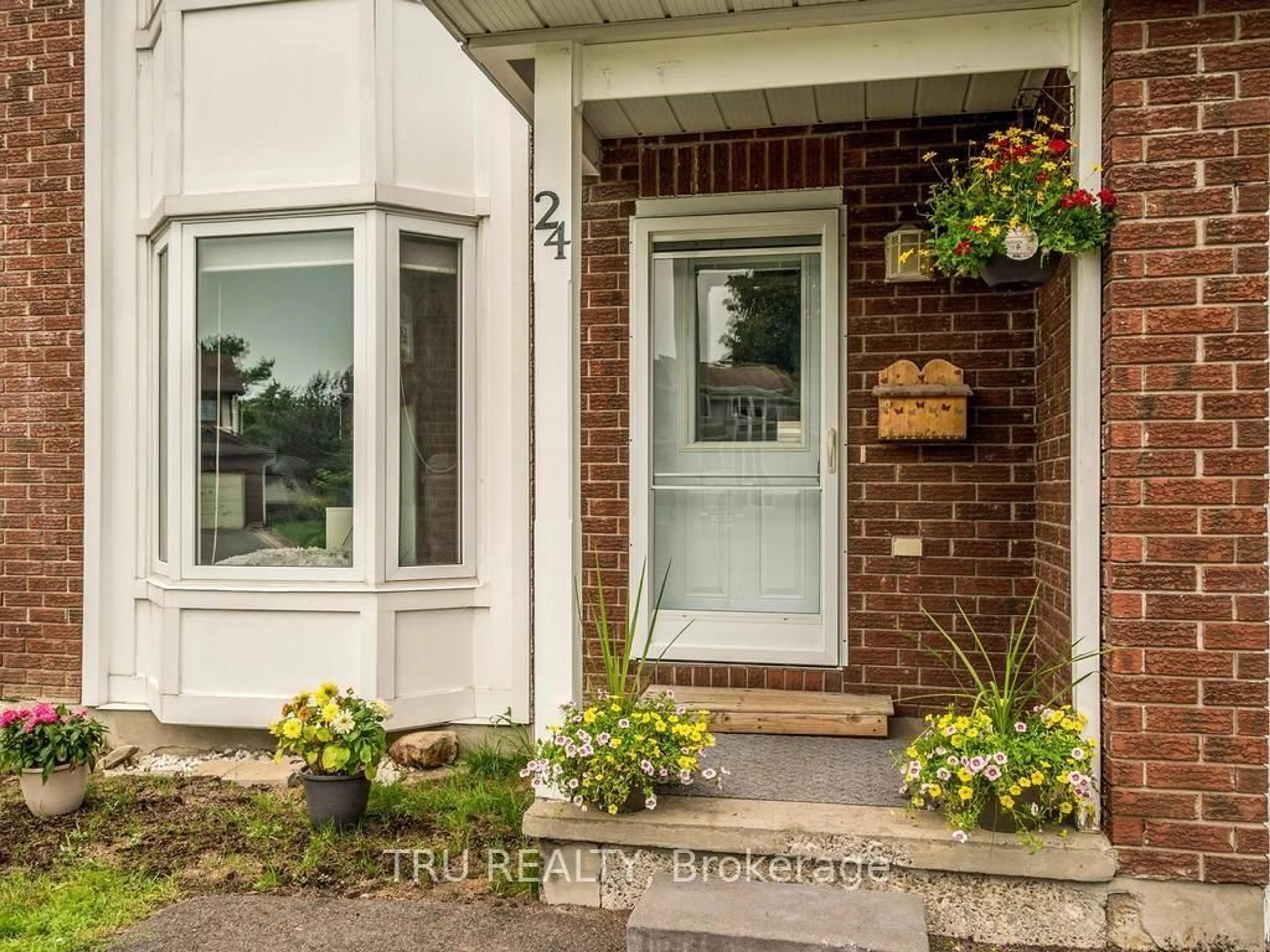 Indoor entryway for 24 Soho Cres, Ottawa Ontario K2J 2W1