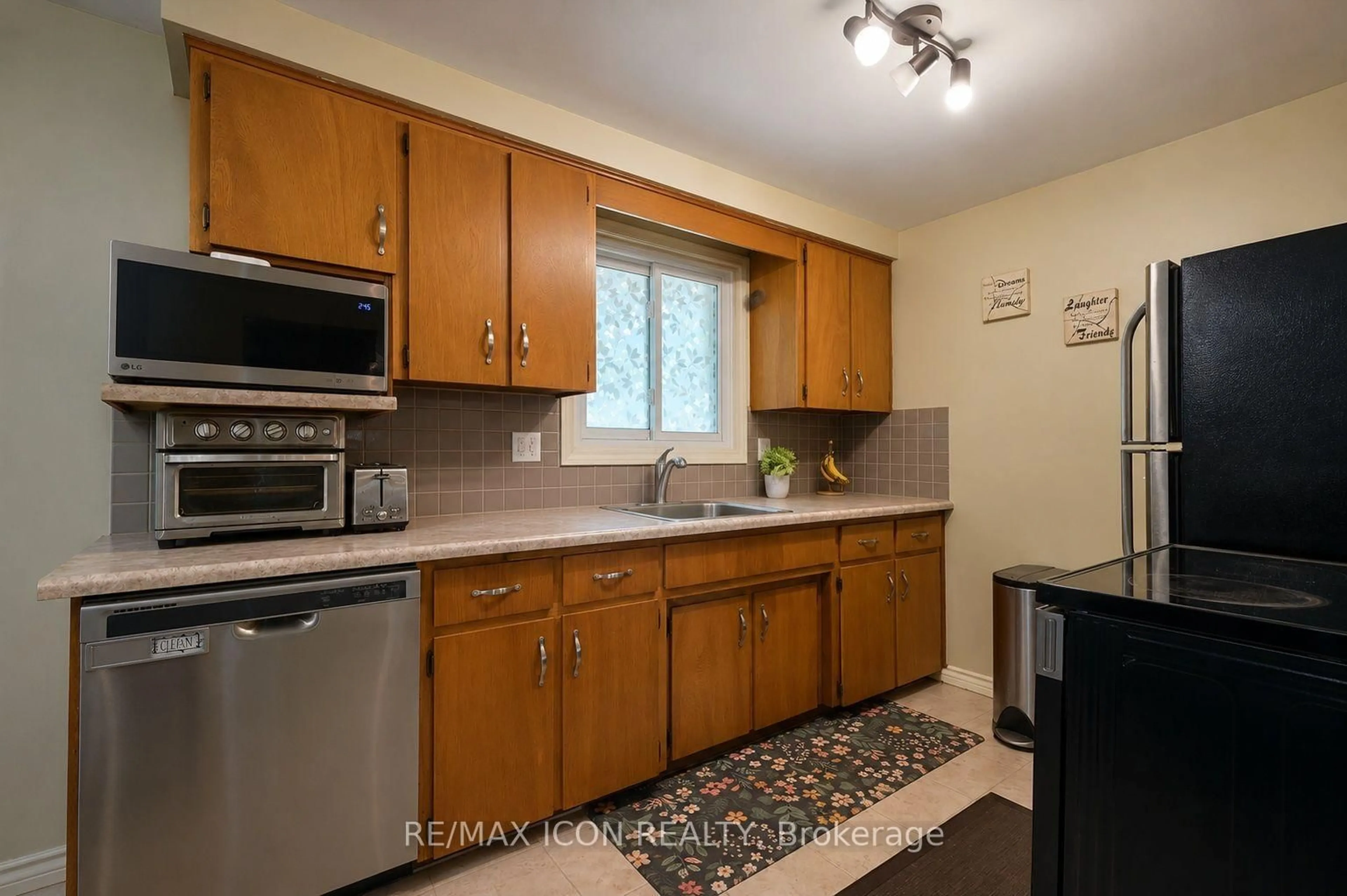 Standard kitchen, unknown for 165 Selkirk Dr, Kitchener Ontario N2E 1M5
