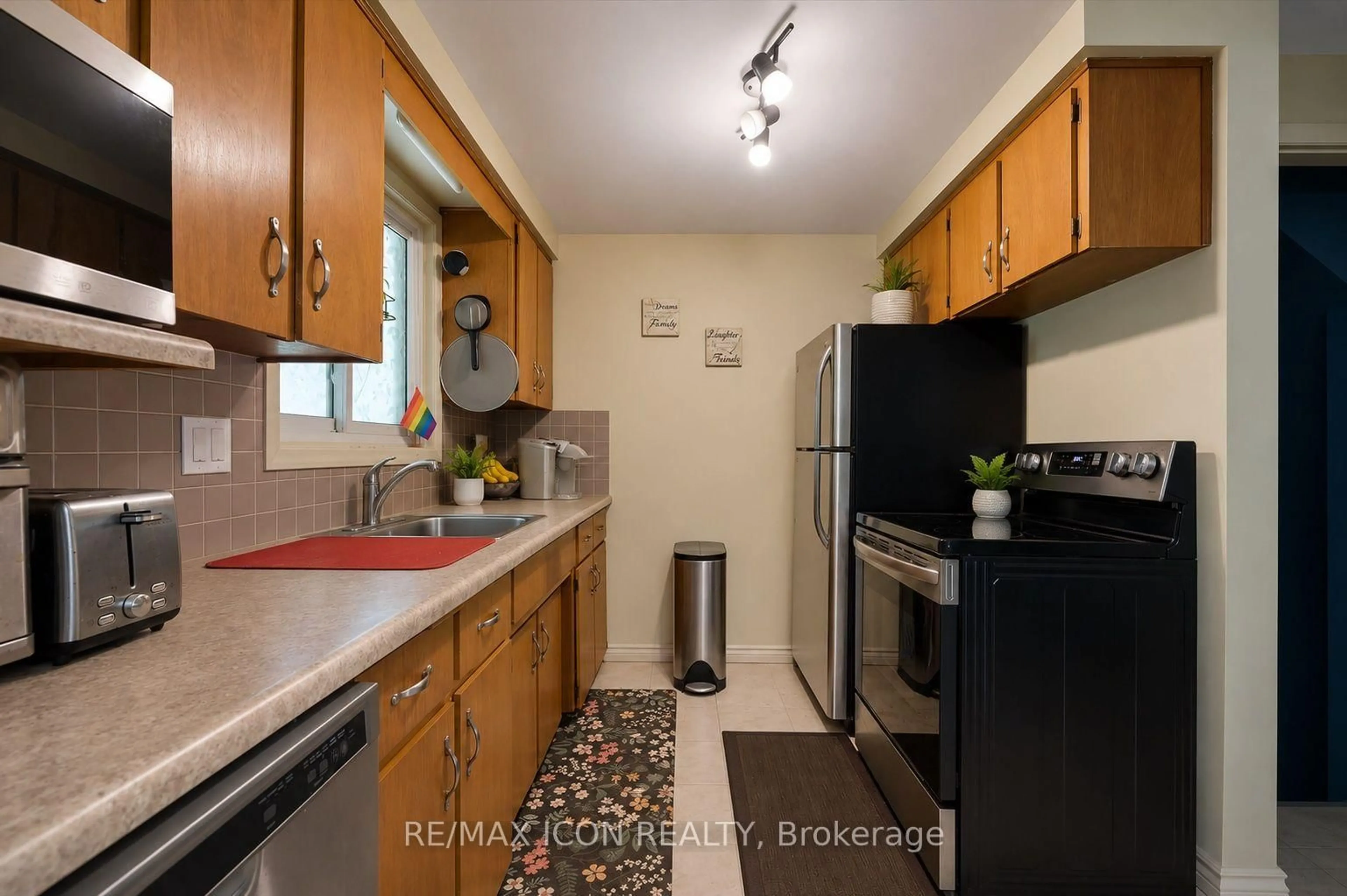 Standard kitchen, unknown for 165 Selkirk Dr, Kitchener Ontario N2E 1M5