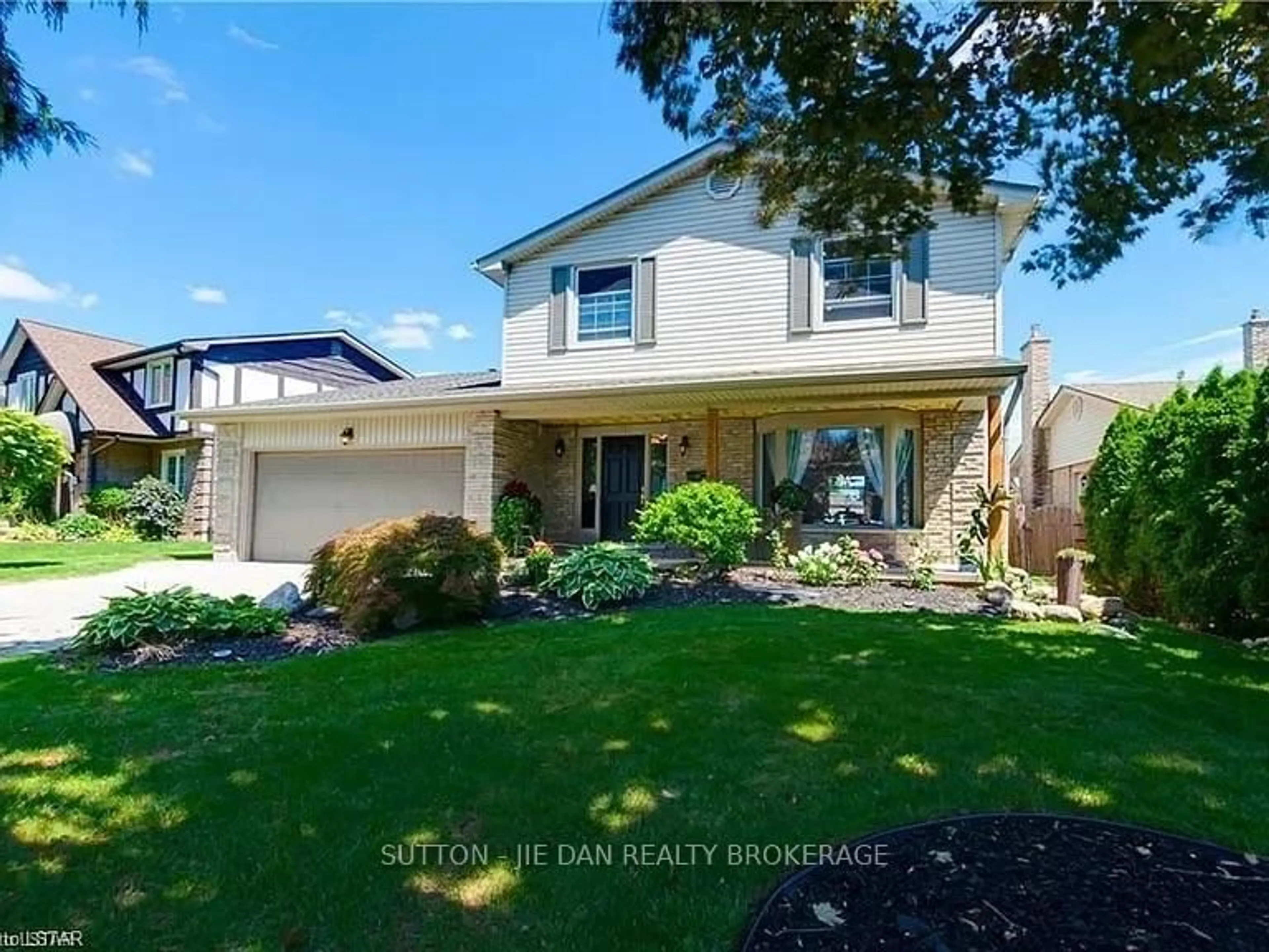 A pic from outside/outdoor area/front of a property/back of a property/a pic from drone, street for 1027 Flintlock Crt, London North Ontario N6H 4M3