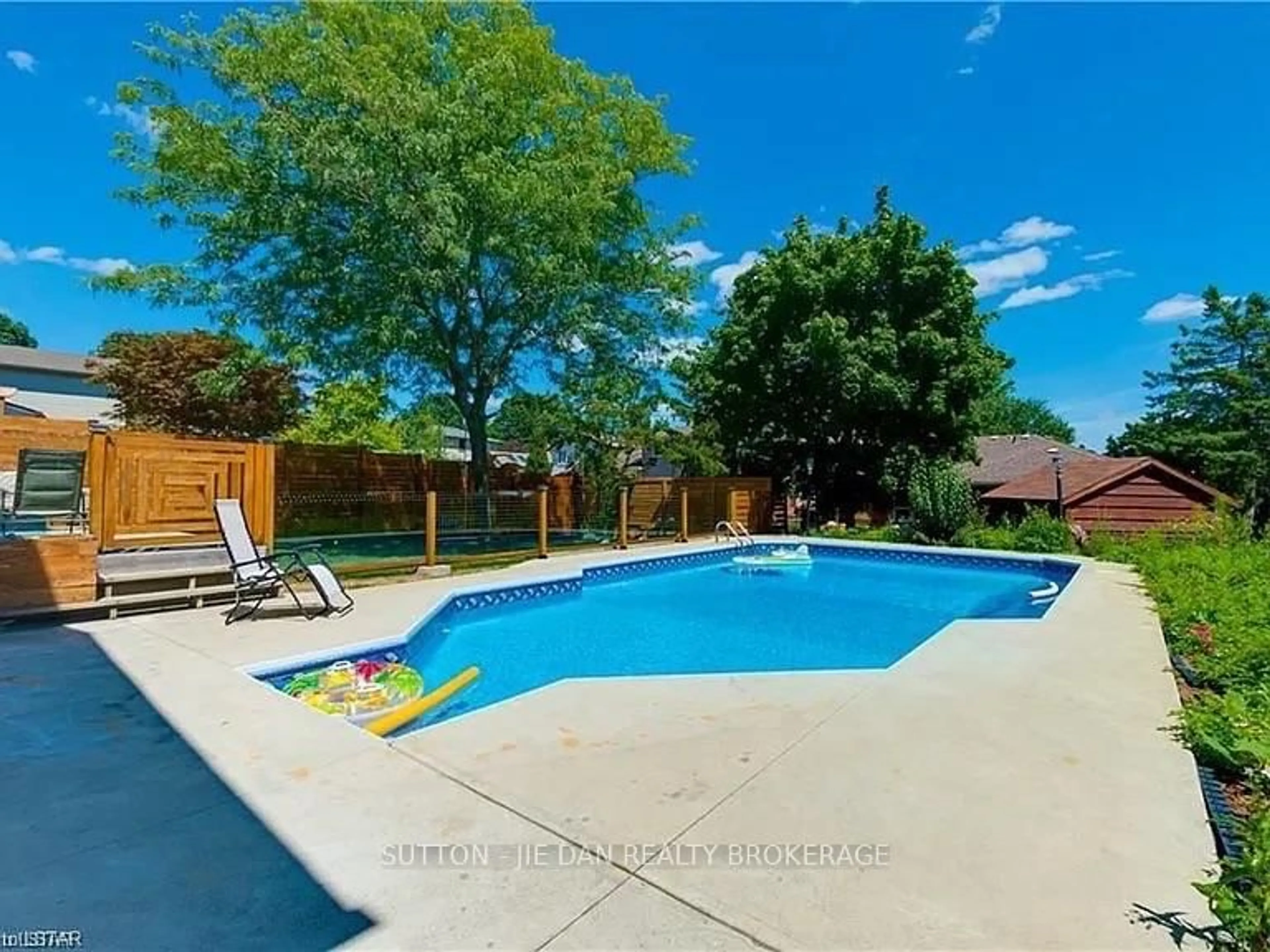 Pool for 1027 Flintlock Crt, London North Ontario N6H 4M3