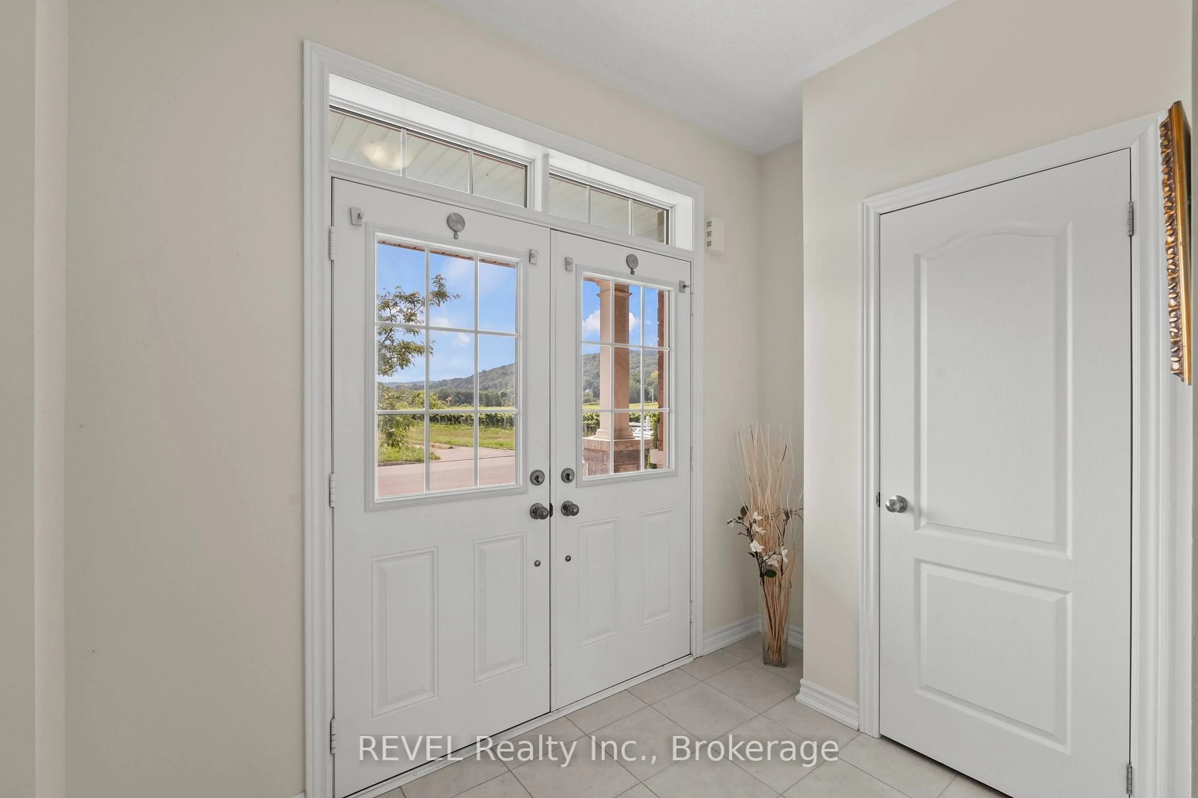 Indoor entryway for 318 Concession 3 Rd, Niagara-on-the-Lake Ontario L0S 1J1