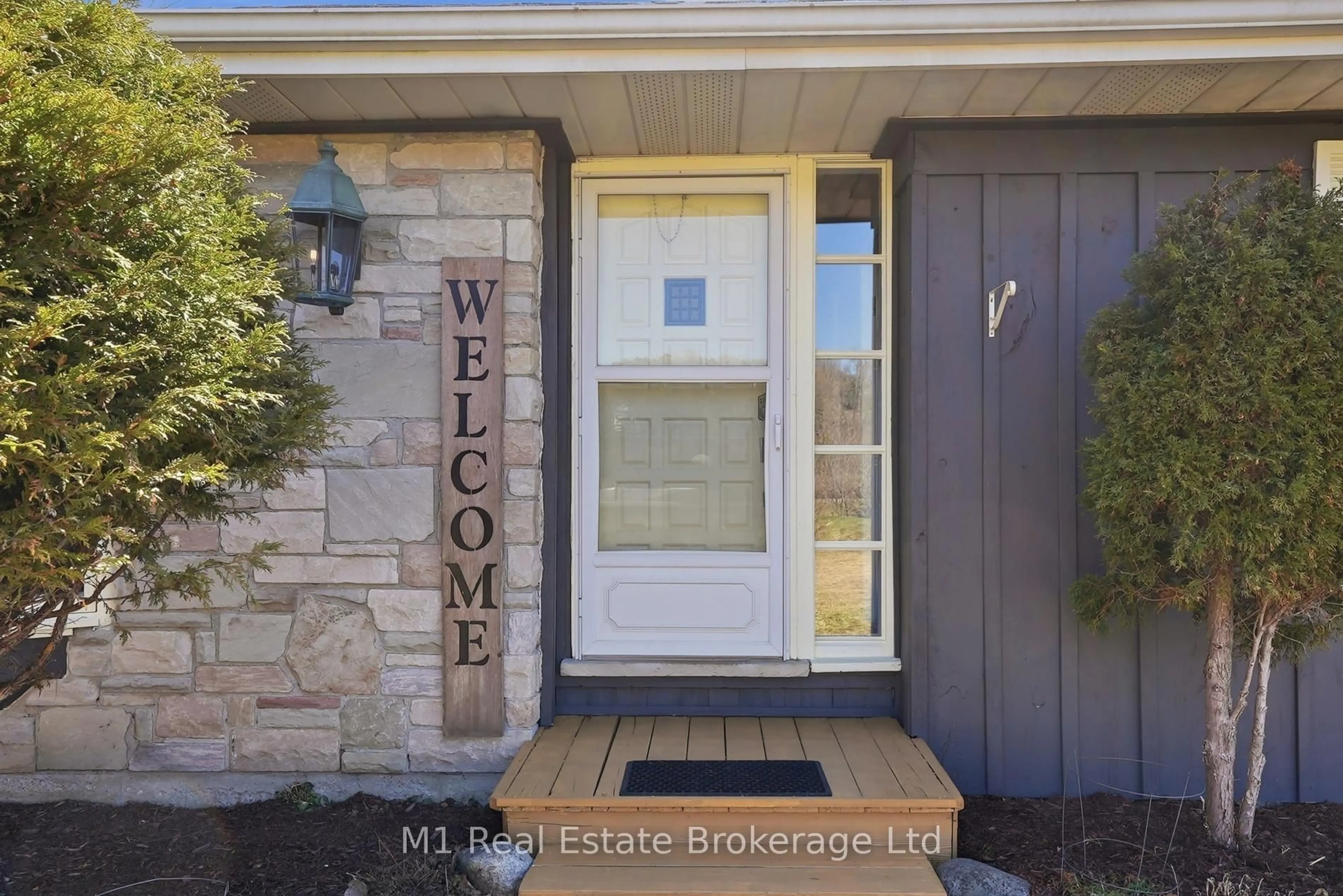 Indoor entryway for 9467 Wellington Rd 124, Erin Ontario N0B 1T0