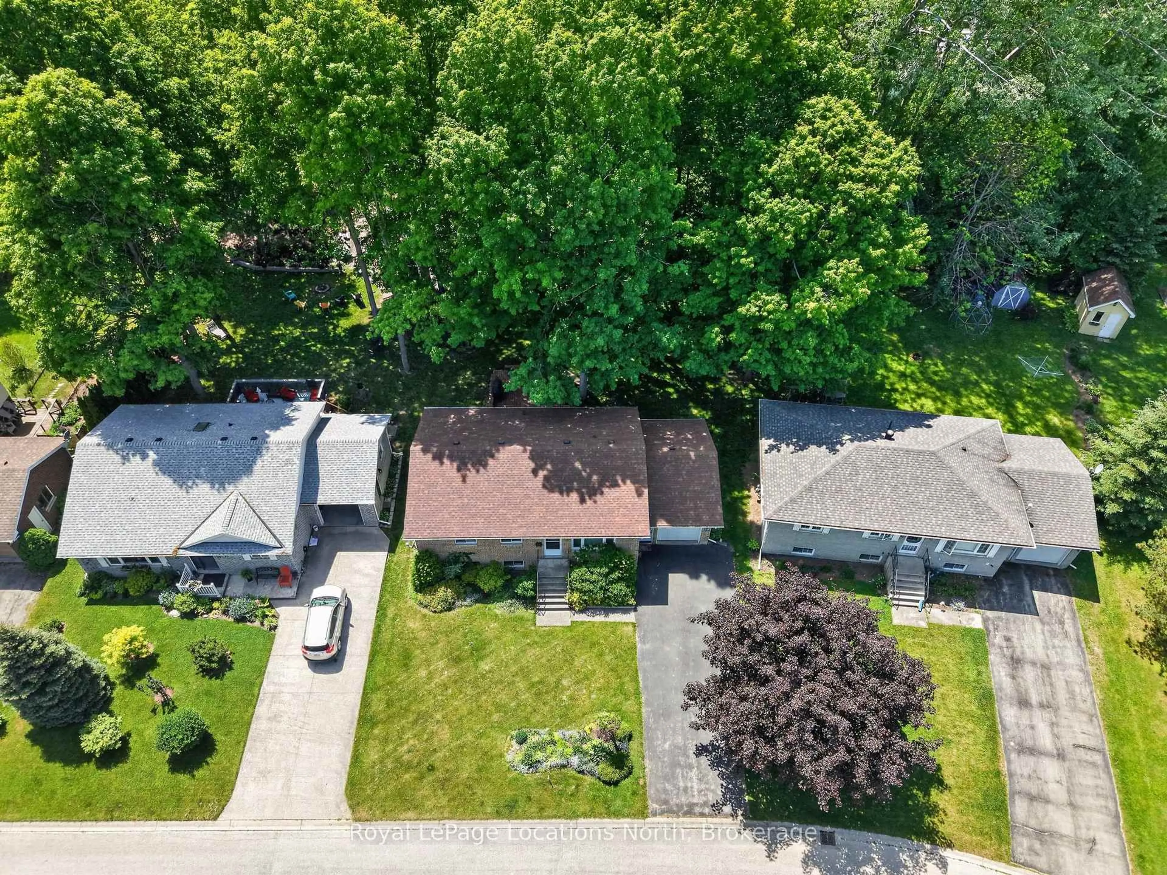 A pic from outside/outdoor area/front of a property/back of a property/a pic from drone, street for 25 Pollard Dr, Meaford Ontario N4L 1A7