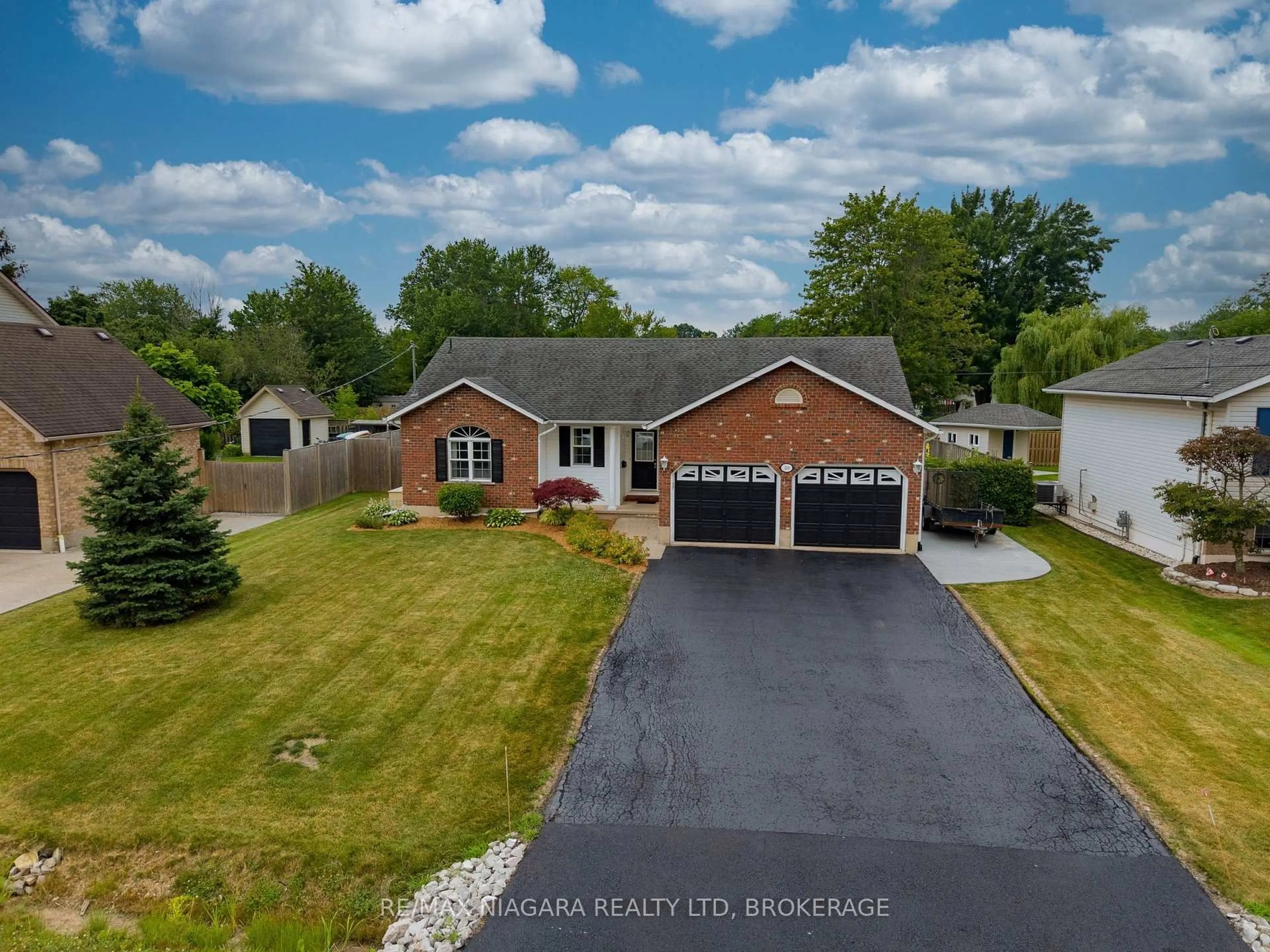 A pic from outside/outdoor area/front of a property/back of a property/a pic from drone, water/lake/river/ocean view for 58 Adelaide St, Fort Erie Ontario L2A 5K5
