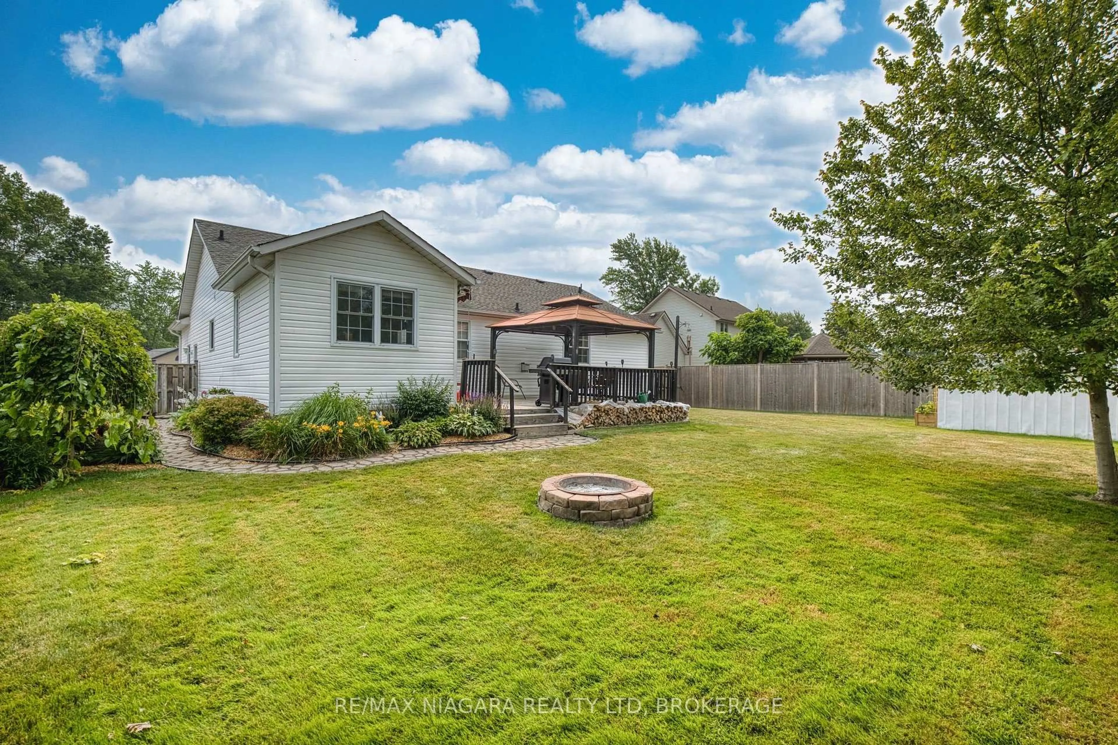 A pic from outside/outdoor area/front of a property/back of a property/a pic from drone, water/lake/river/ocean view for 58 Adelaide St, Fort Erie Ontario L2A 5K5