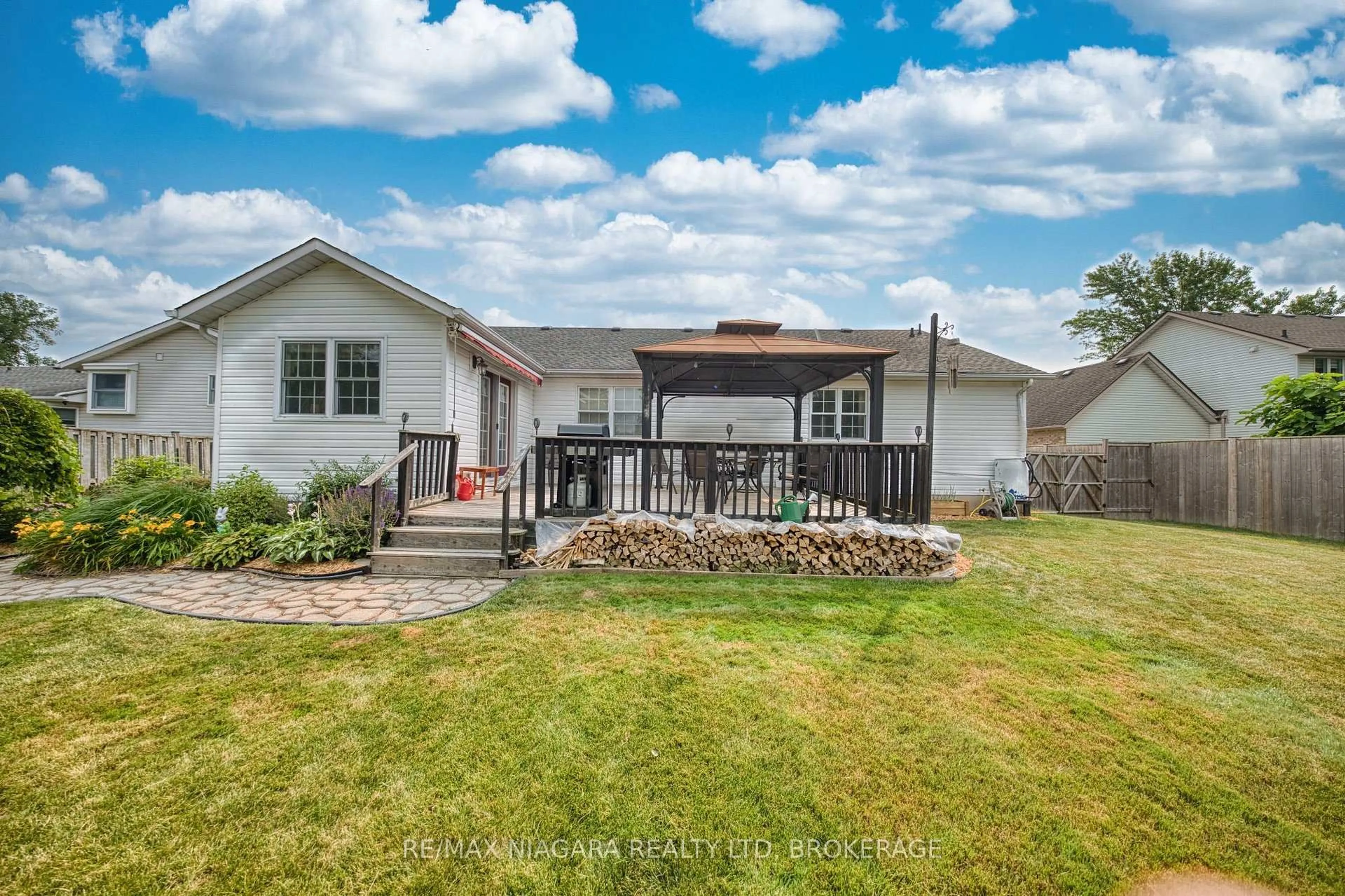 A pic from outside/outdoor area/front of a property/back of a property/a pic from drone, water/lake/river/ocean view for 58 Adelaide St, Fort Erie Ontario L2A 5K5