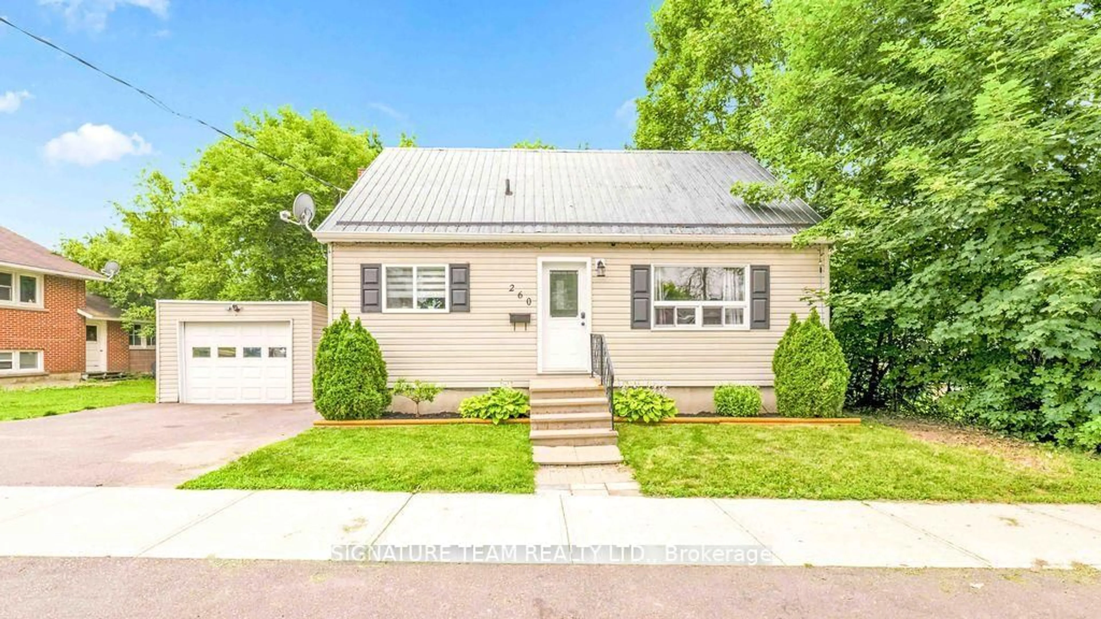 Home with vinyl exterior material, street for 260 Fraser St, Pembroke Ontario K8A 1X8
