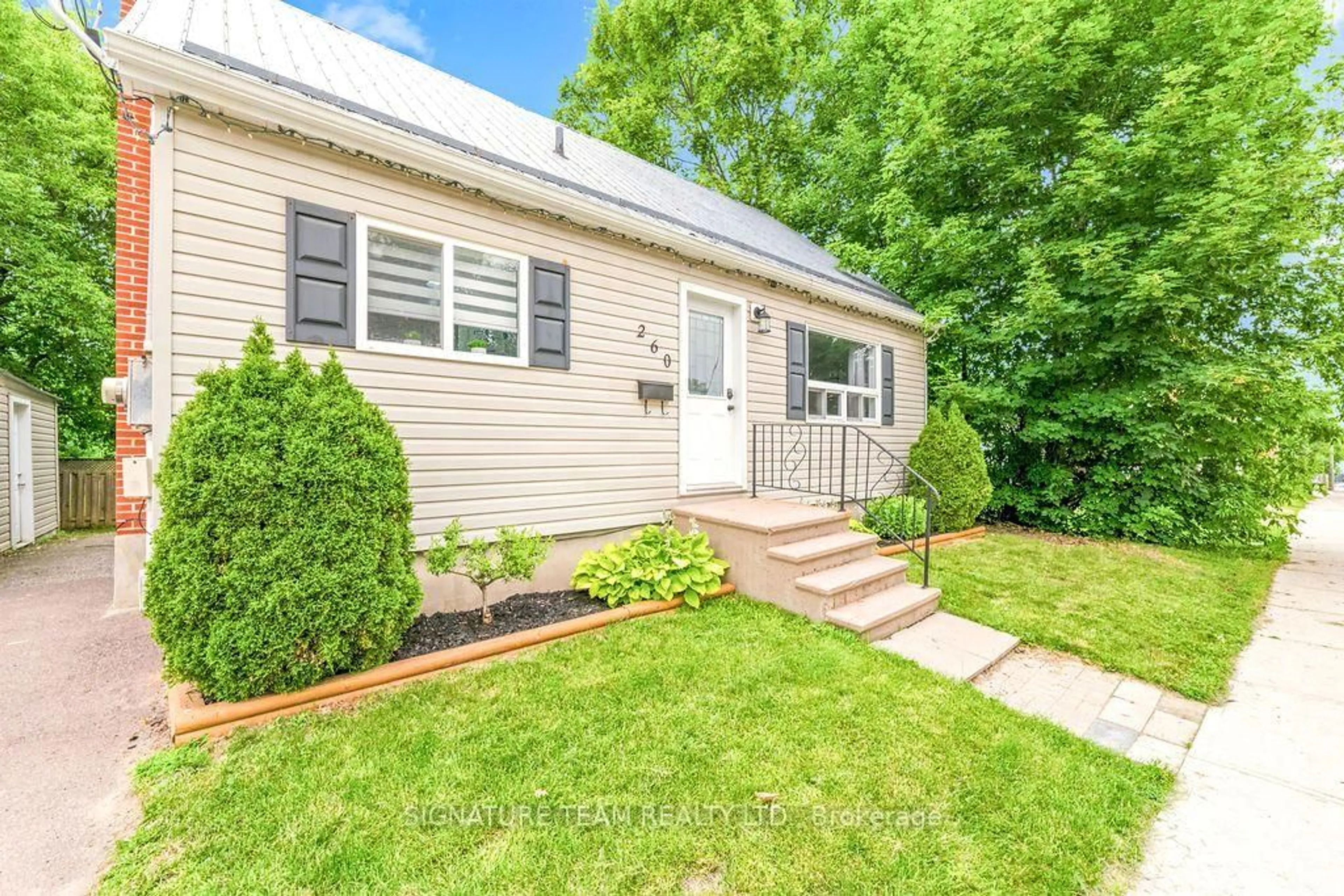 Home with vinyl exterior material, street for 260 Fraser St, Pembroke Ontario K8A 1X8