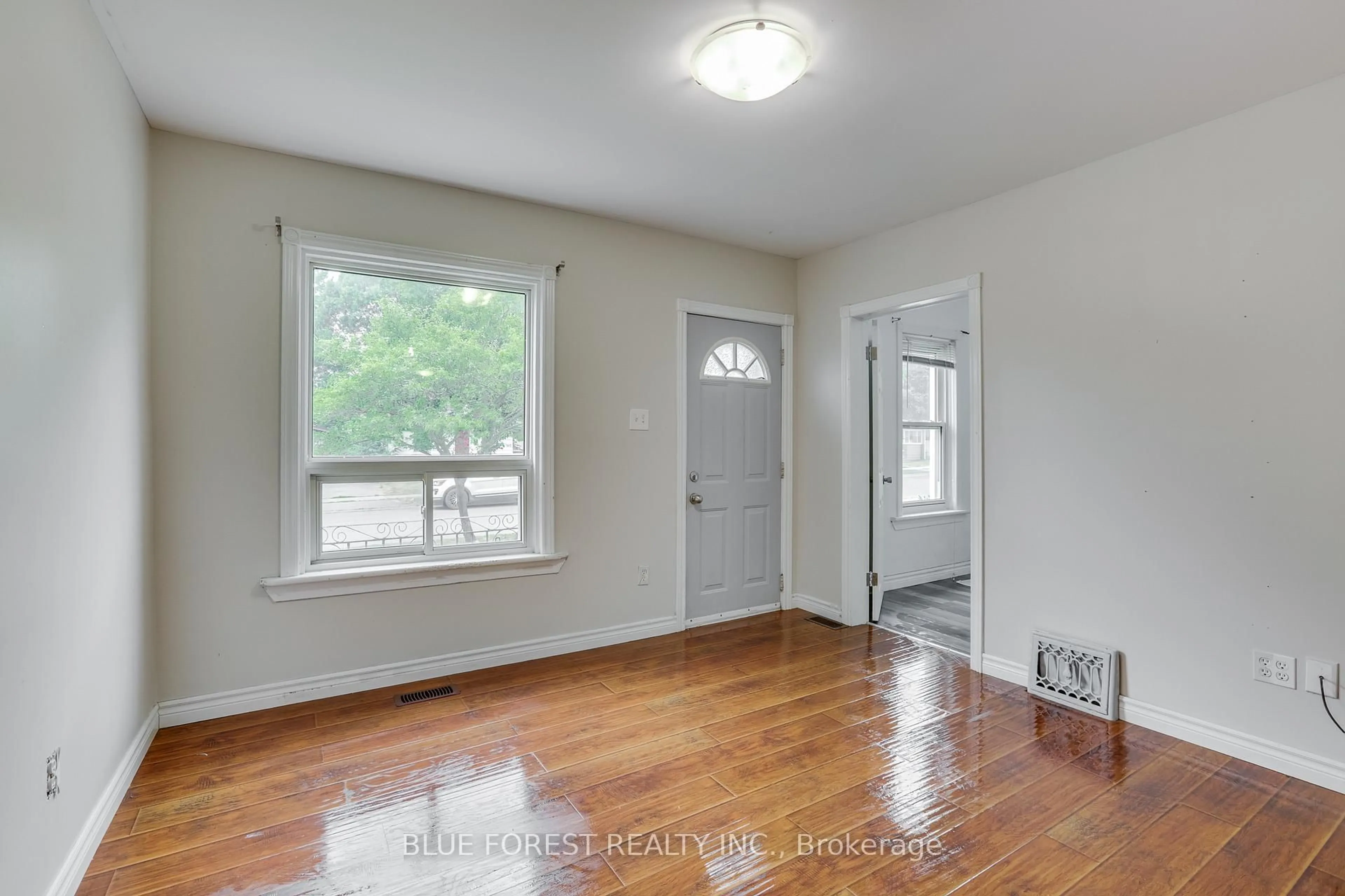 A pic of a room for 110 St Julien St, London East Ontario N5Z 2M7