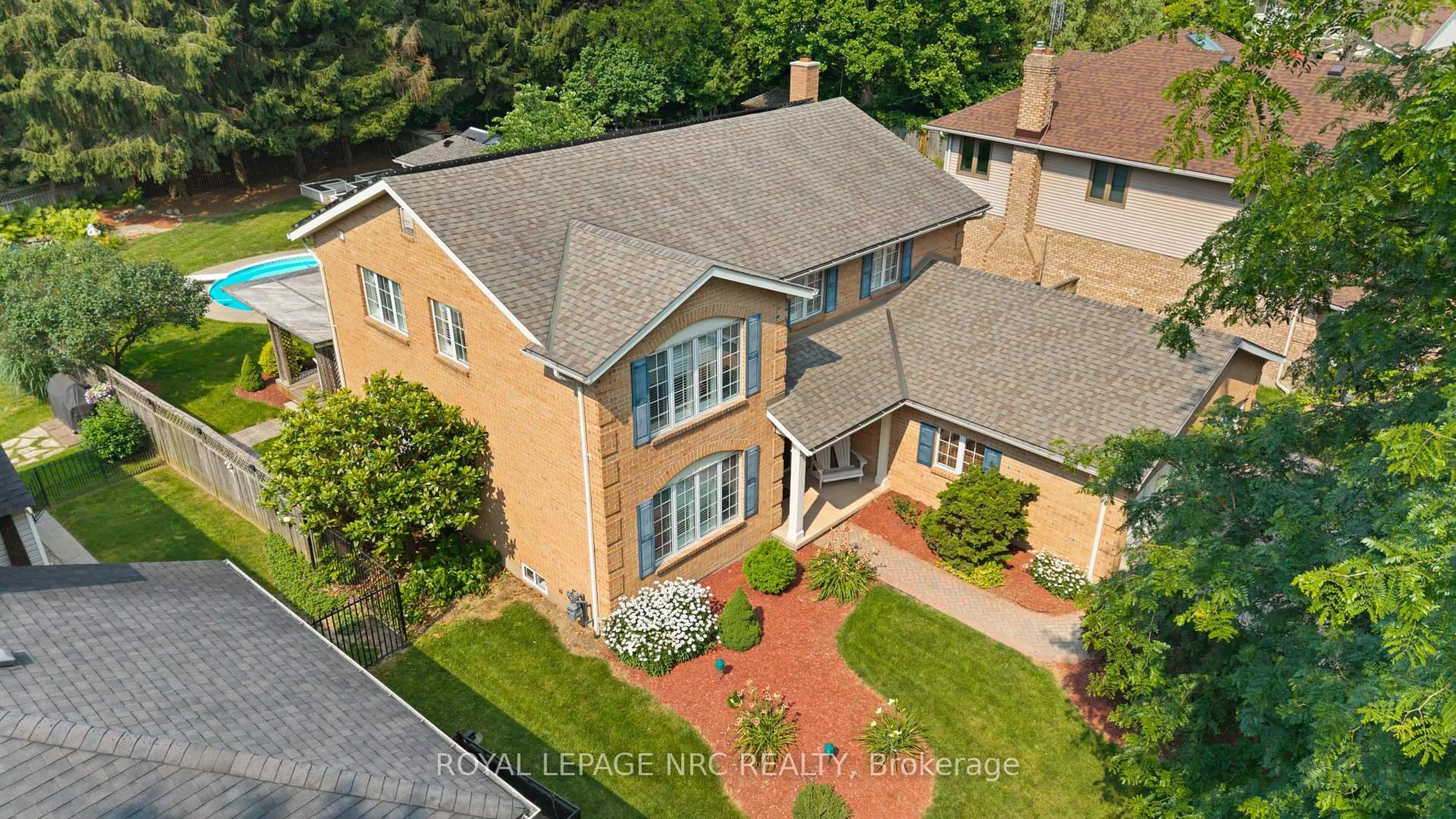A pic from outside/outdoor area/front of a property/back of a property/a pic from drone, street for 128 Welland Rd, Pelham Ontario L3E 0M3