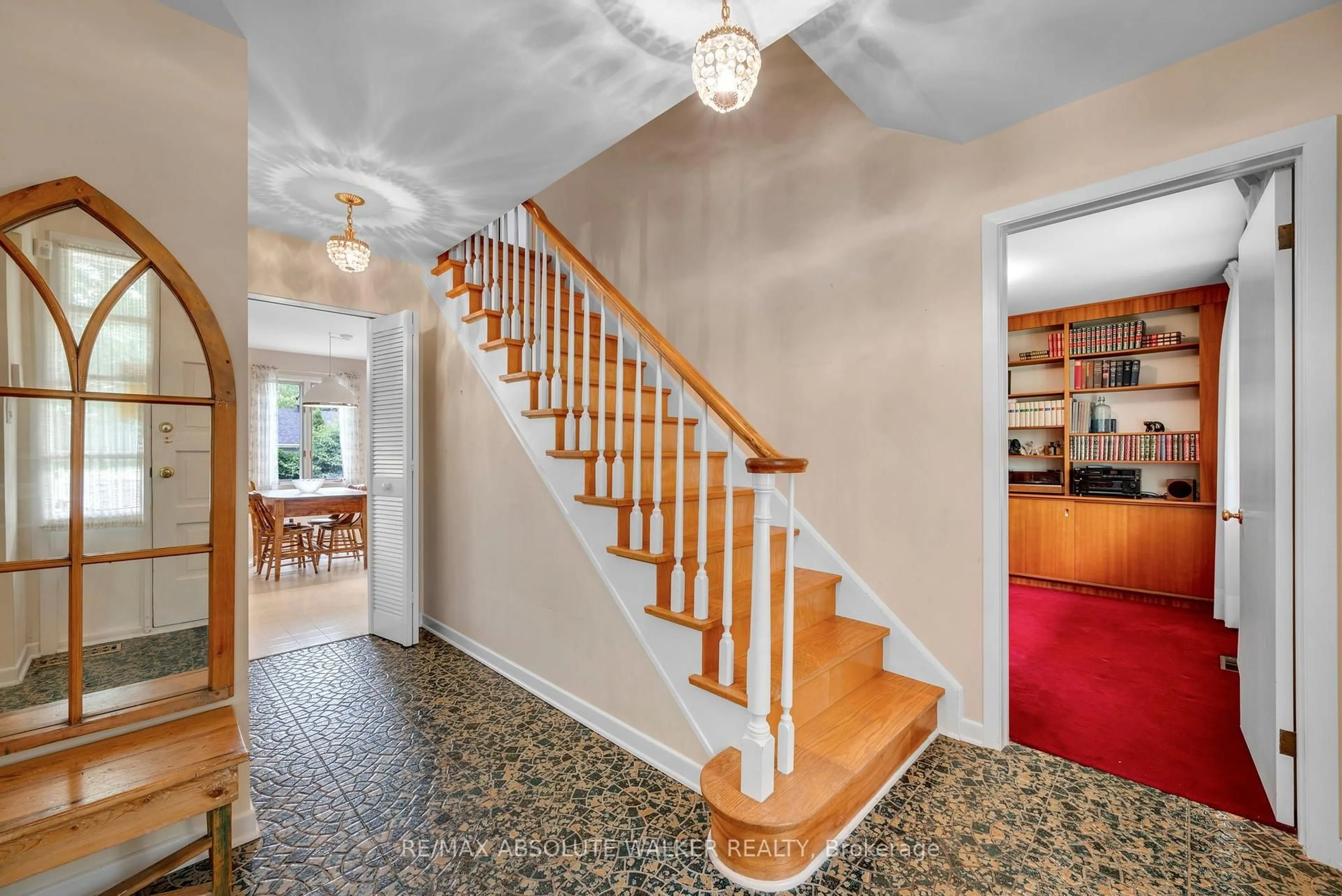 Indoor entryway for 1950 Fairmeadow Cres, Ottawa Ontario K1H 7B9