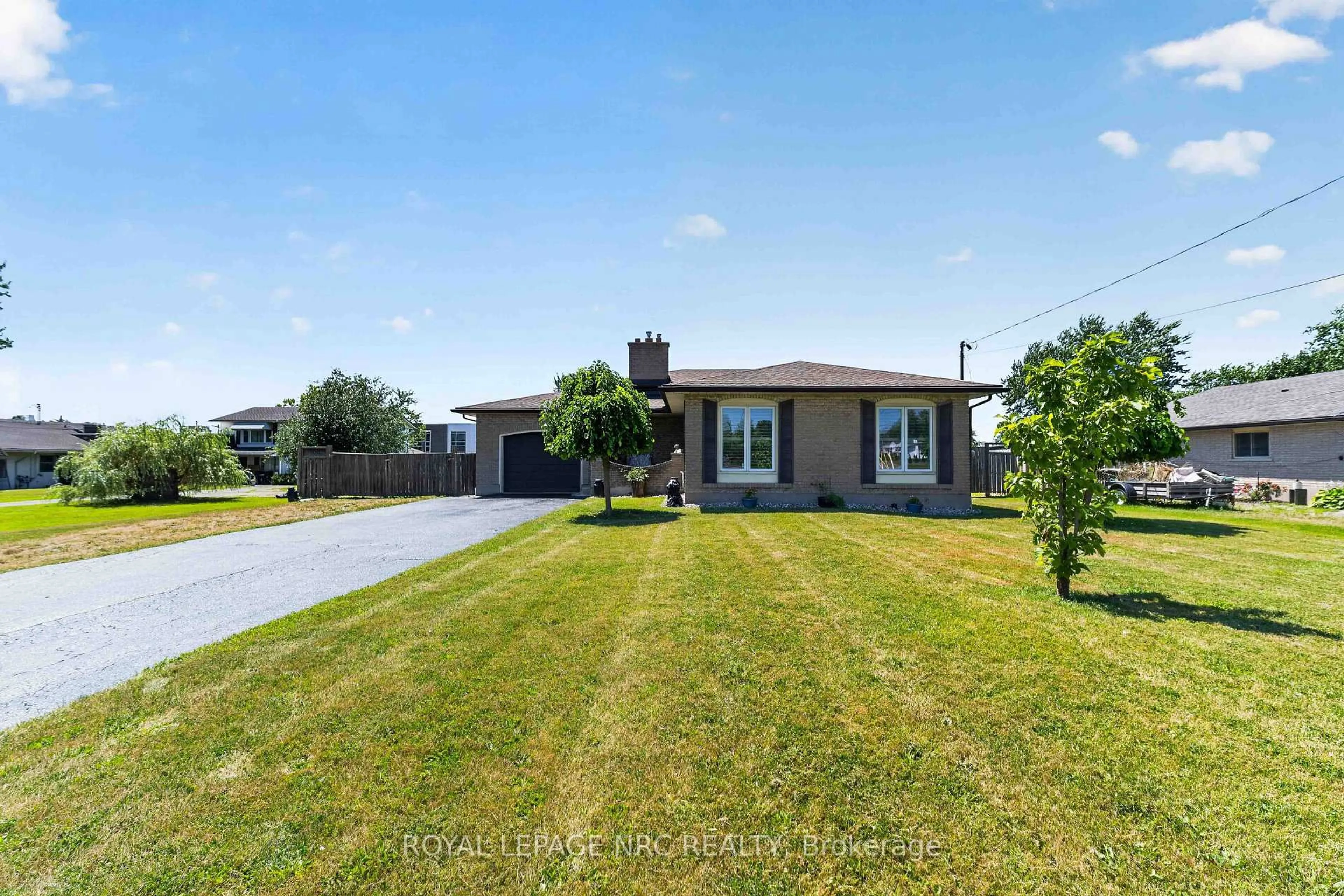 A pic from outside/outdoor area/front of a property/back of a property/a pic from drone, street for 1095 Green Acres Dr, Fort Erie Ontario L2A 5P2
