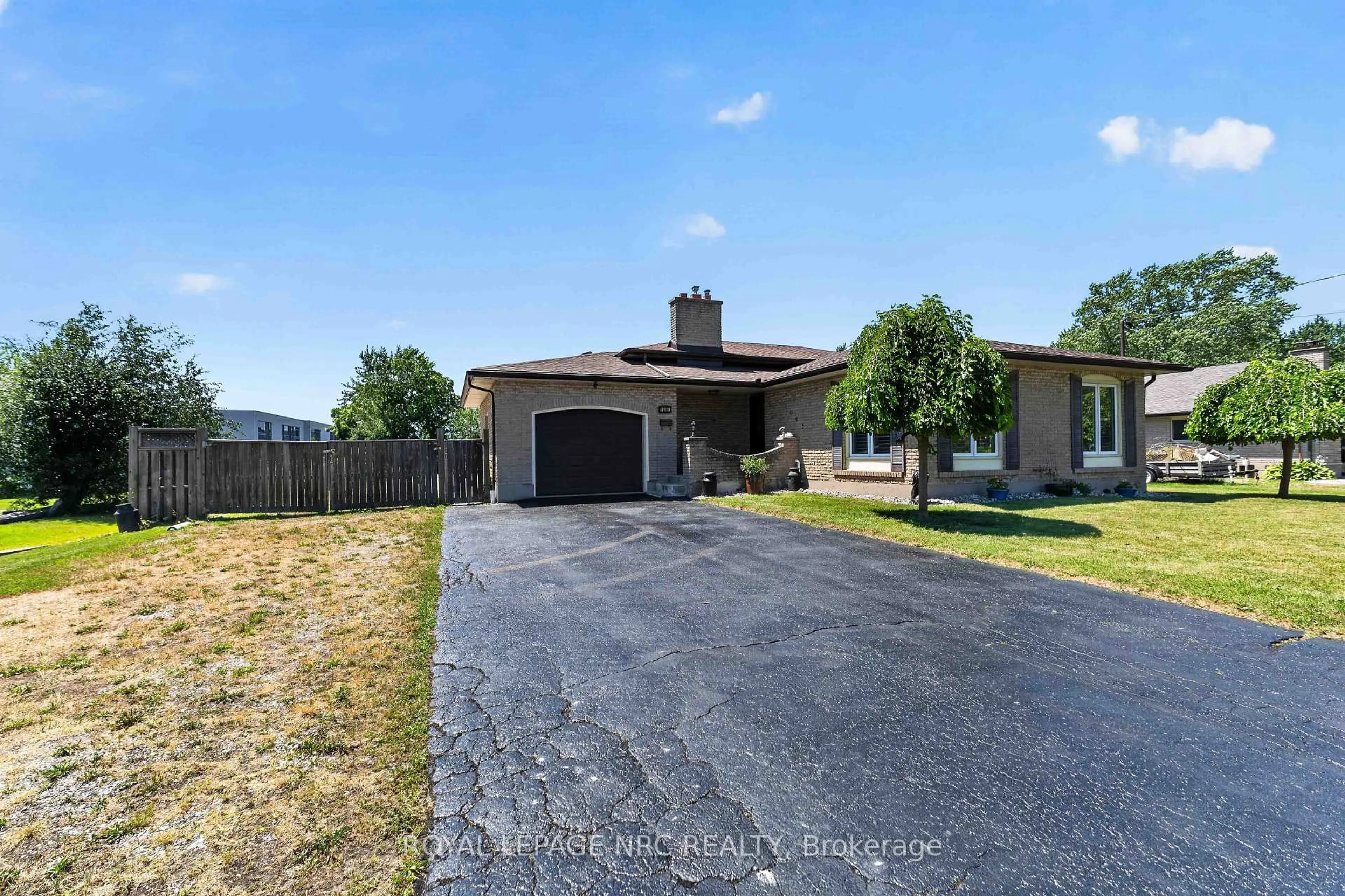 A pic from outside/outdoor area/front of a property/back of a property/a pic from drone, street for 1095 Green Acres Dr, Fort Erie Ontario L2A 5P2