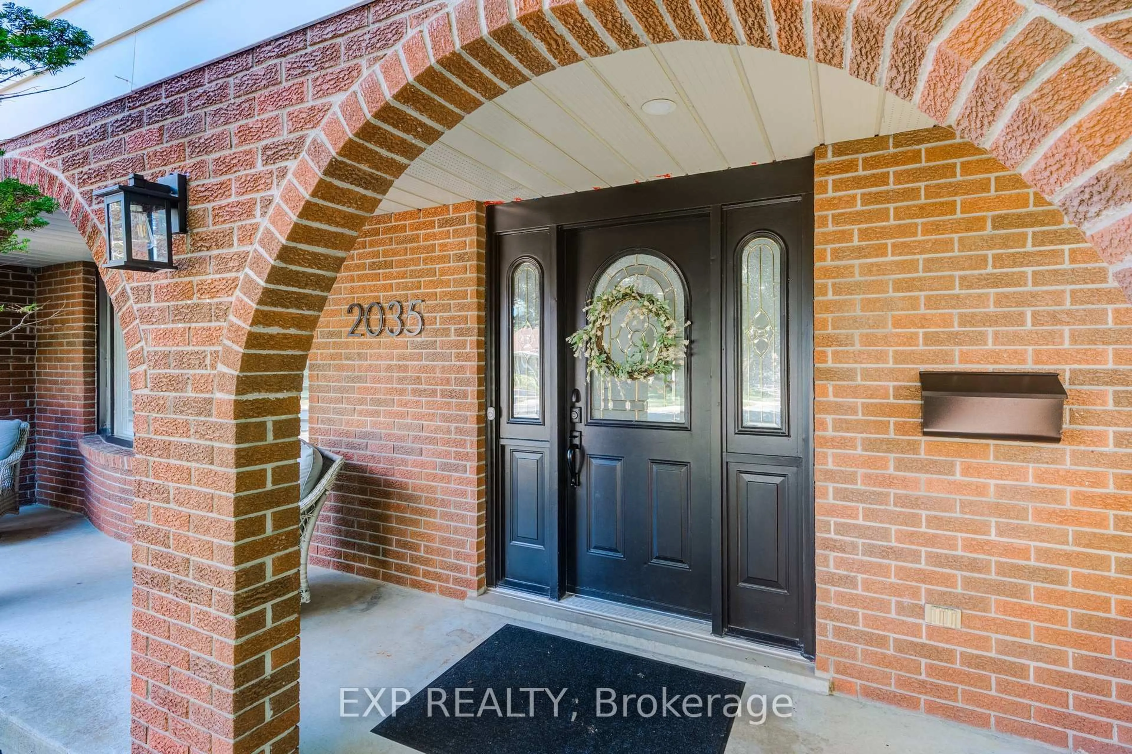Indoor entryway for 2035 Old Mill Rd, Kitchener Ontario N2P 1E4