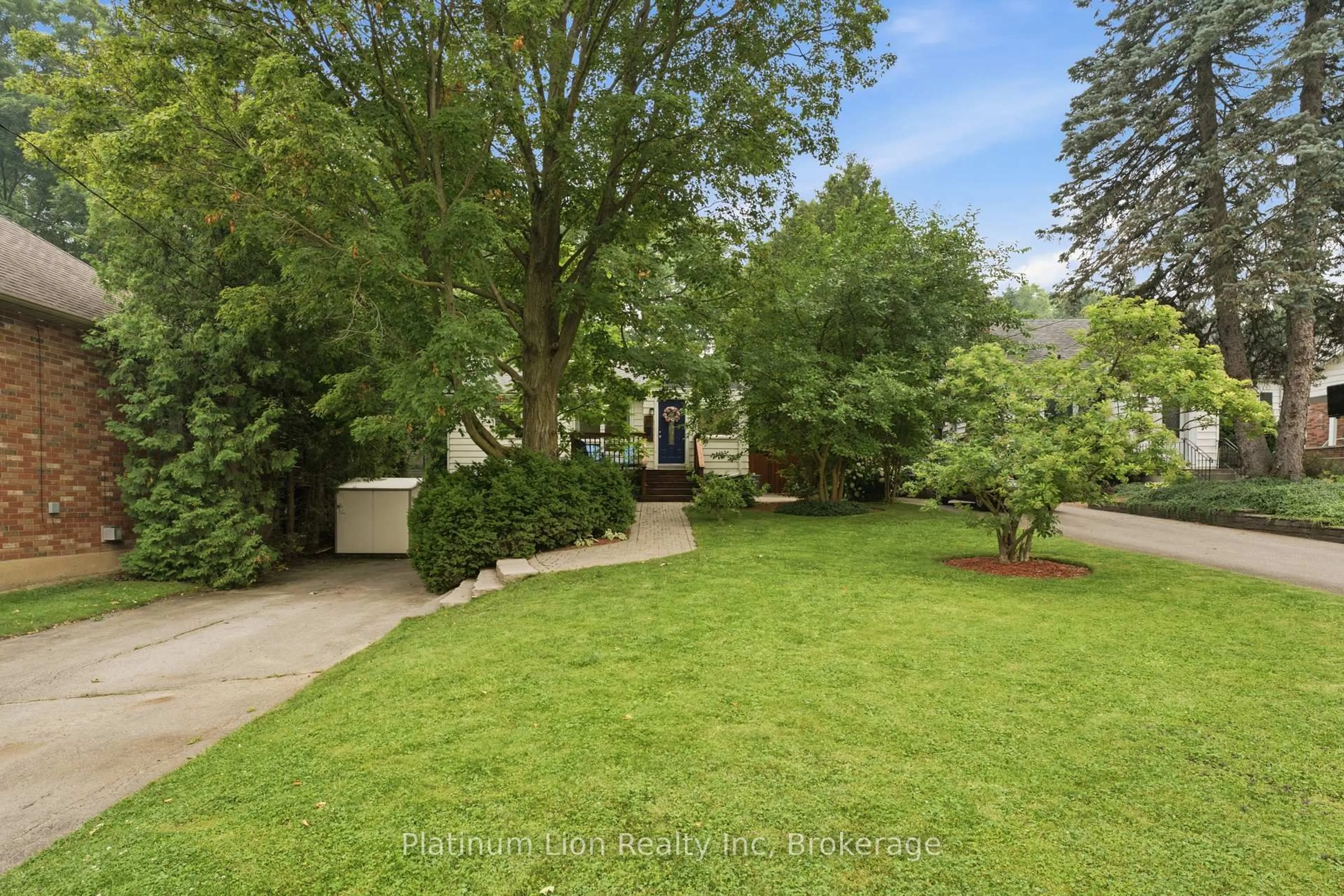A pic from outside/outdoor area/front of a property/back of a property/a pic from drone, street for 38 Mercer St, Hamilton Ontario L9H 2N6