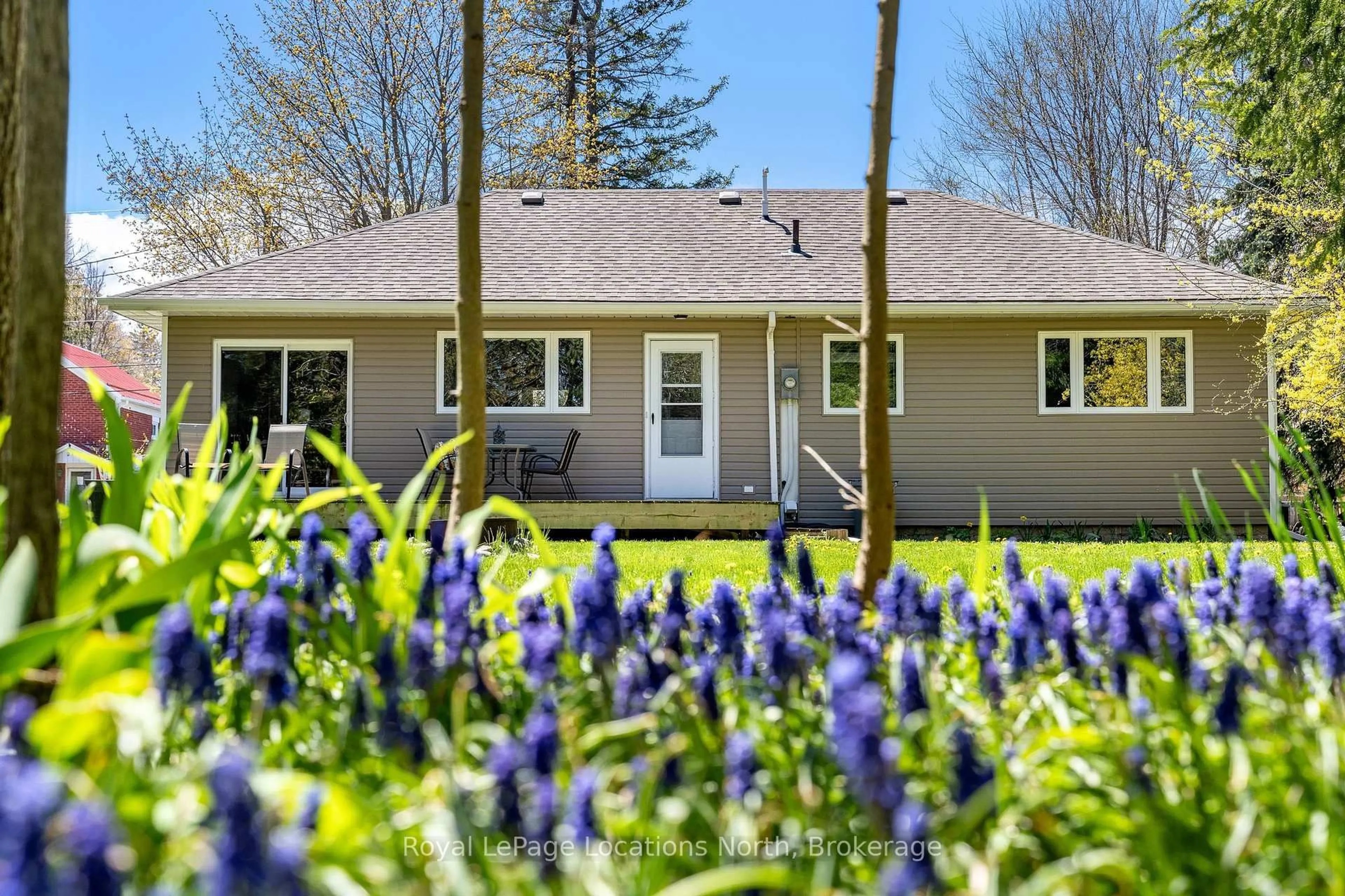Home with vinyl exterior material, unknown for 32 Arthur St, Blue Mountains Ontario N0H 2P0