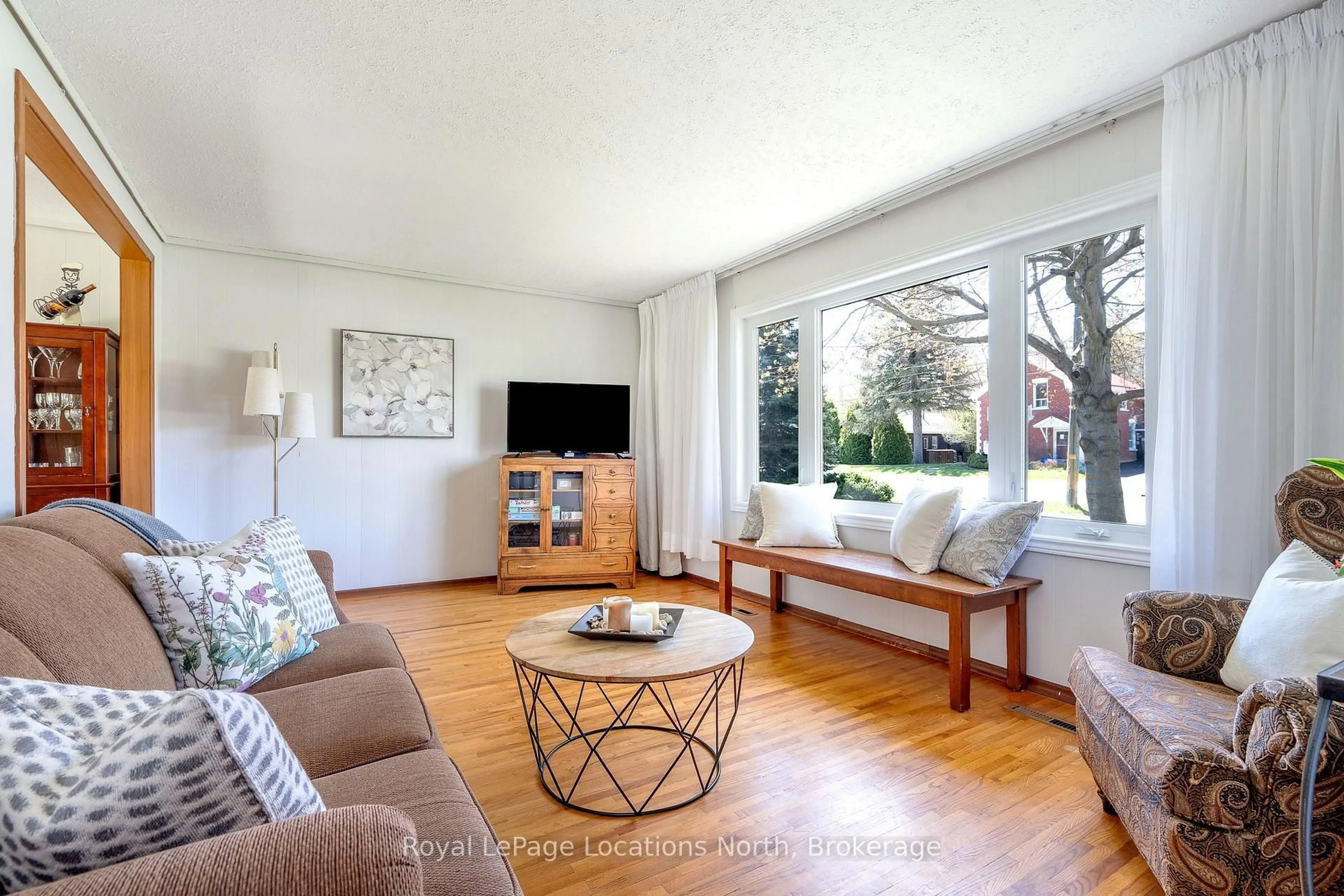 Living room with furniture, wood/laminate floor for 32 Arthur St, Blue Mountains Ontario N0H 2P0