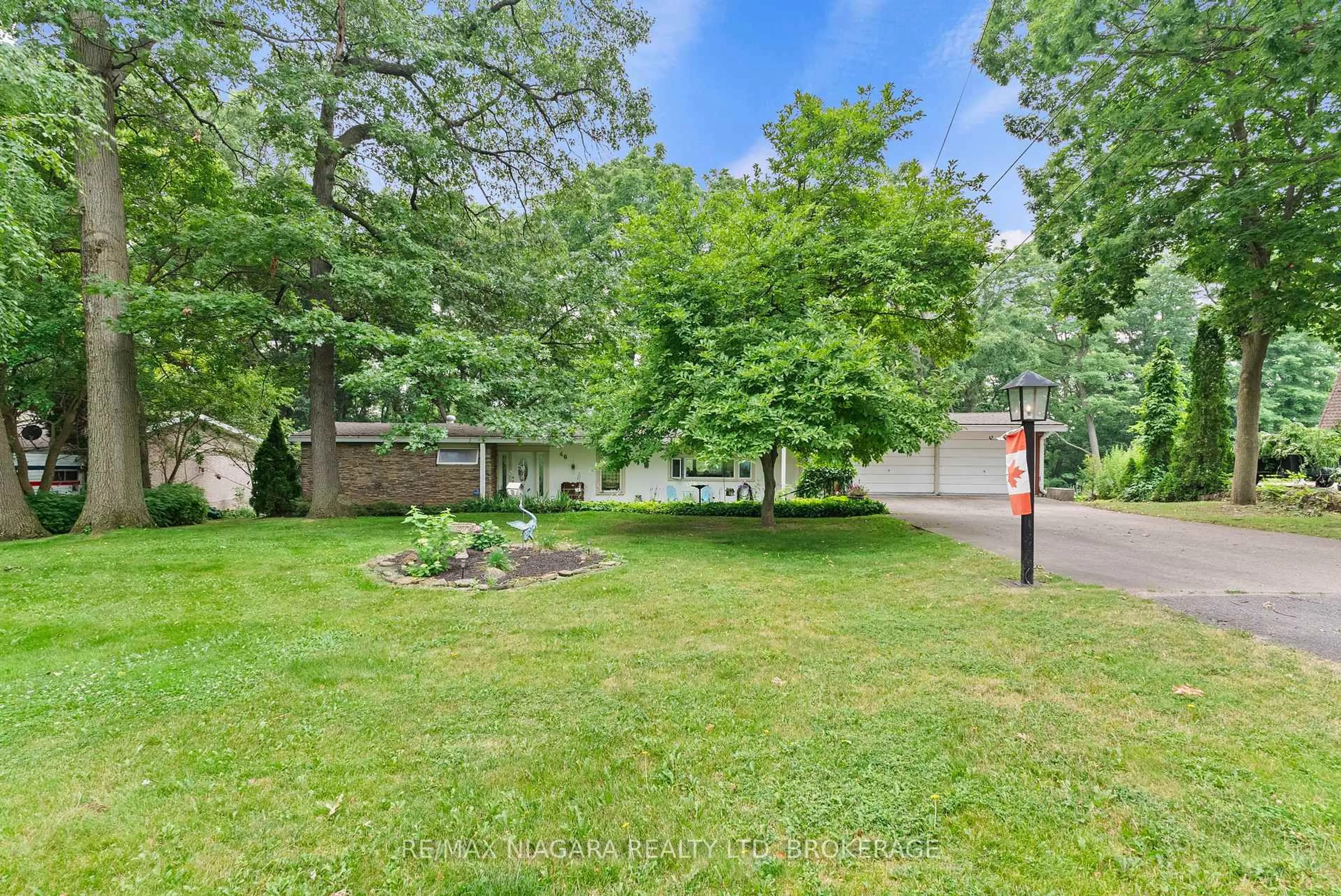 A pic from outside/outdoor area/front of a property/back of a property/a pic from drone, unknown for 46 Melrose Dr, Niagara-on-the-Lake Ontario L0S 1J0