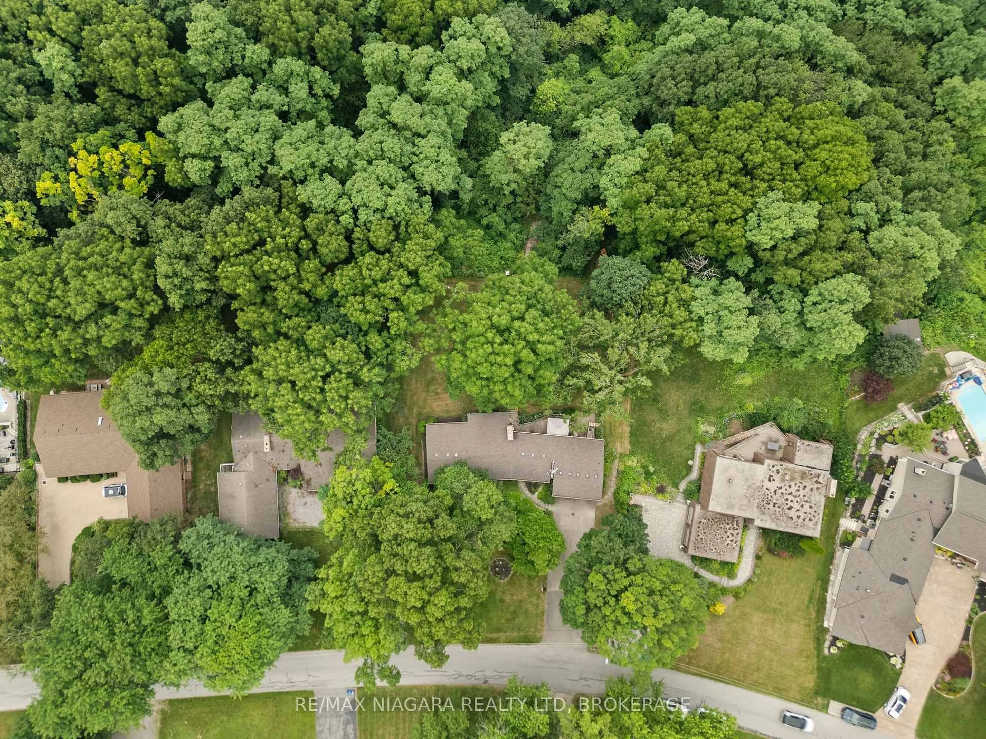 A pic from outside/outdoor area/front of a property/back of a property/a pic from drone, forest/trees view for 46 Melrose Dr, Niagara-on-the-Lake Ontario L0S 1J0