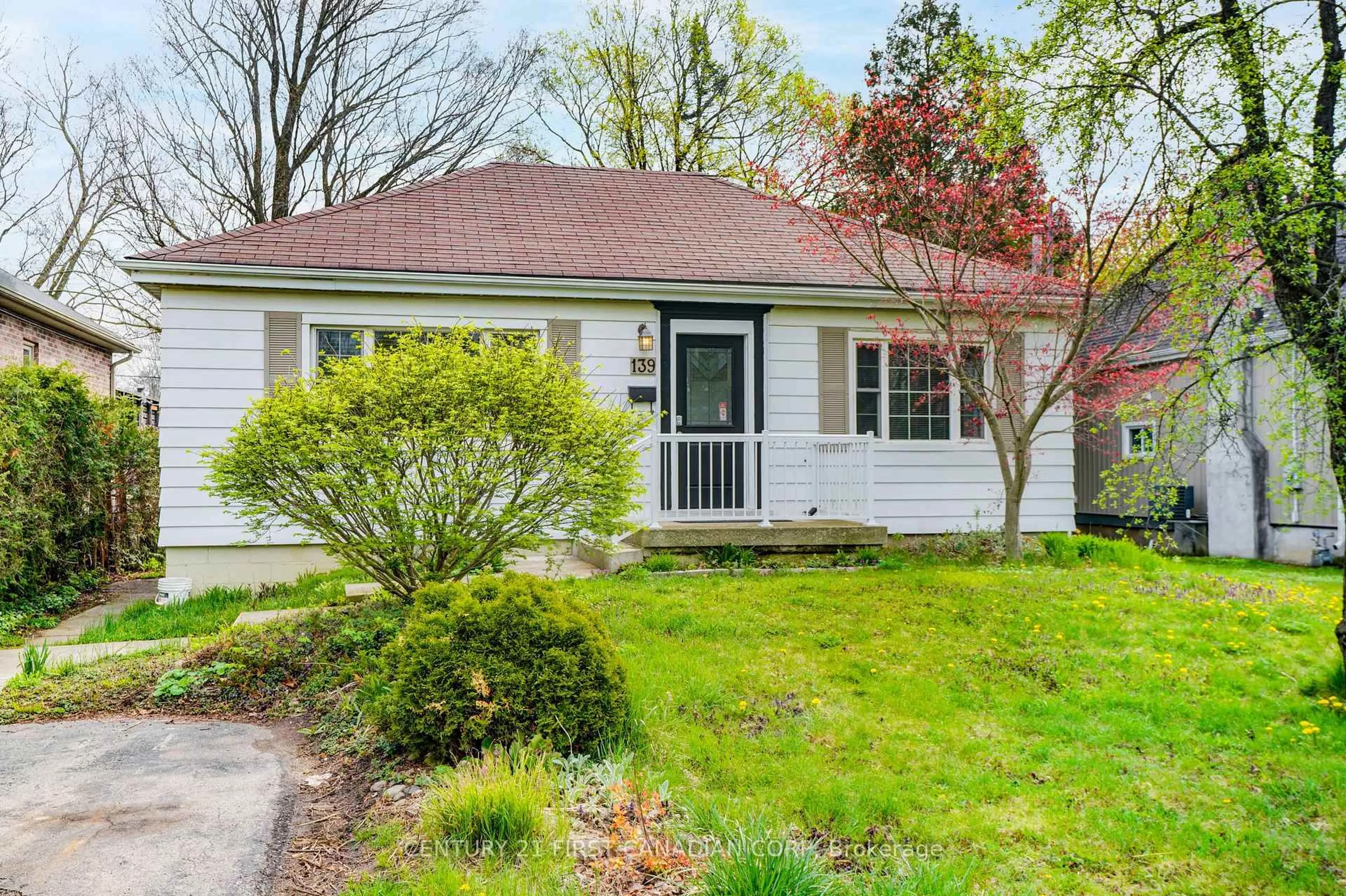 Home with vinyl exterior material, street for 139 BRITANNIA Ave, London North Ontario N6H 2J4