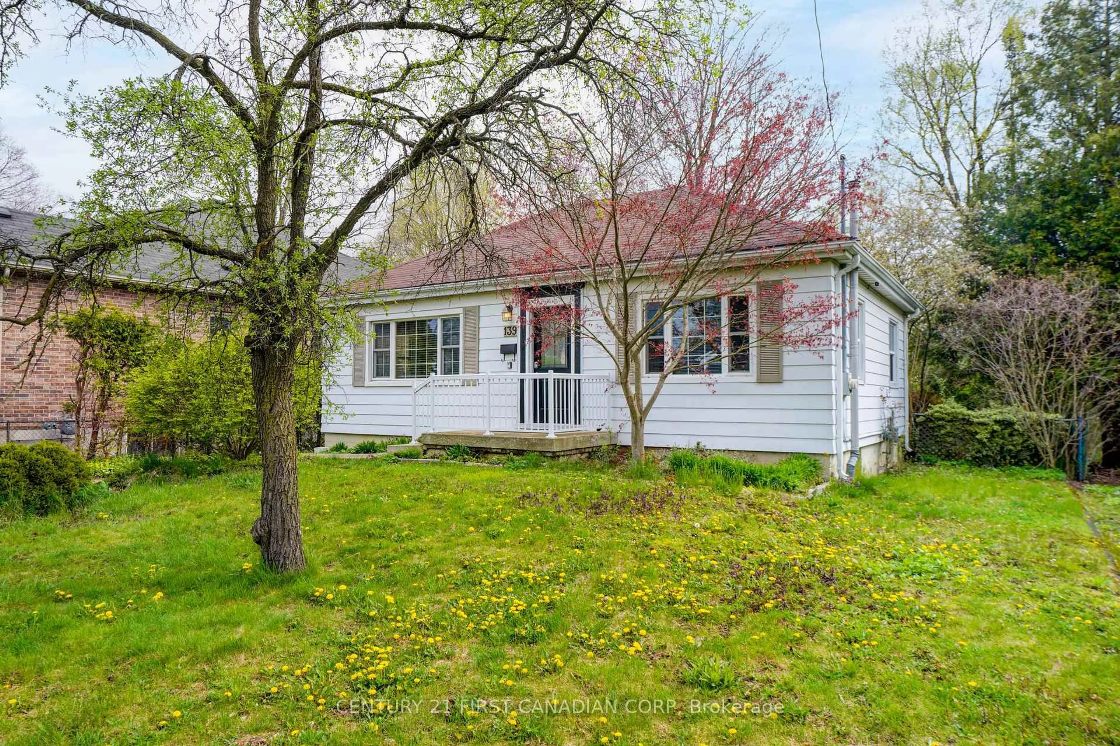 Home with vinyl exterior material, street for 139 BRITANNIA Ave, London North Ontario N6H 2J4