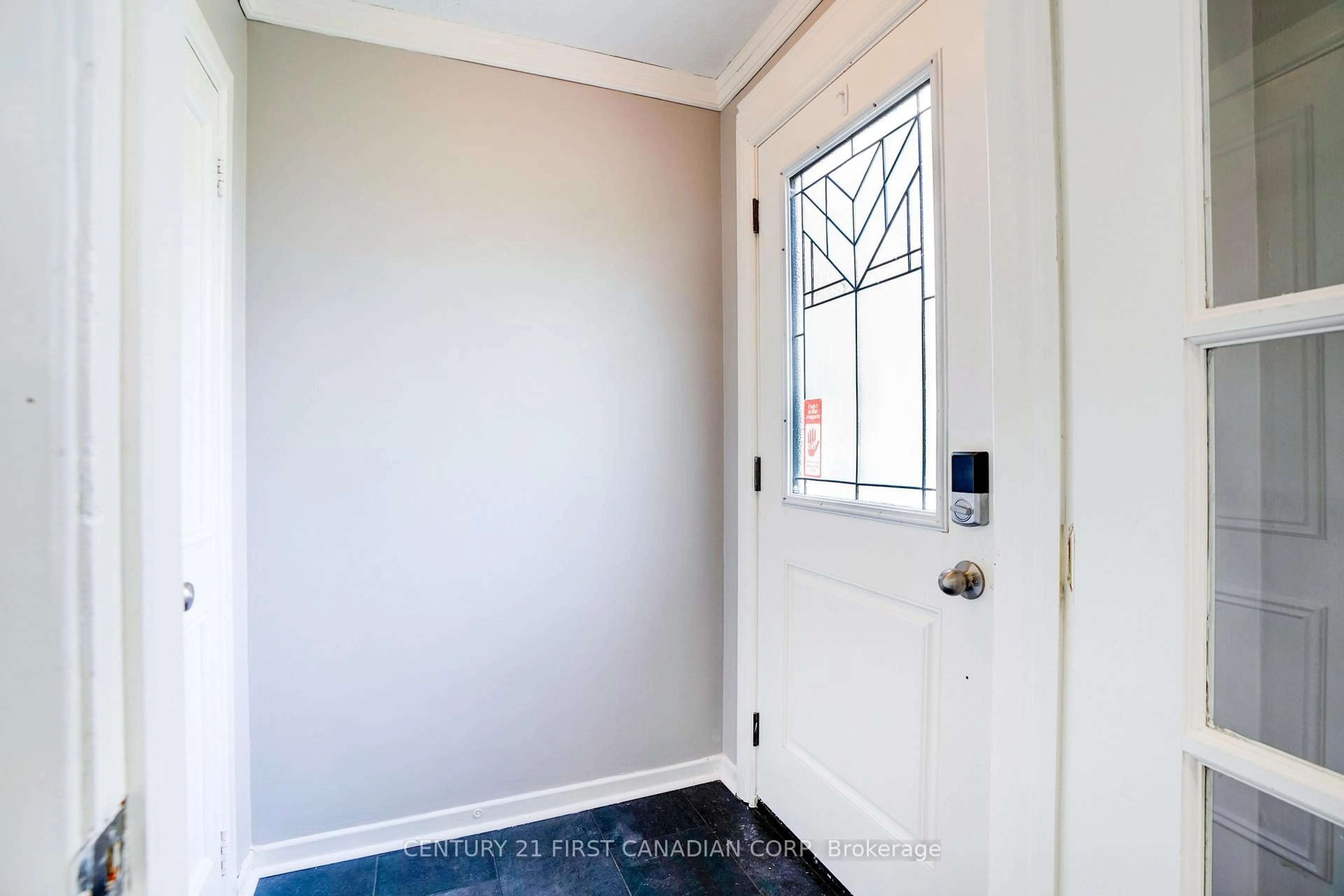 Indoor entryway for 139 BRITANNIA Ave, London North Ontario N6H 2J4