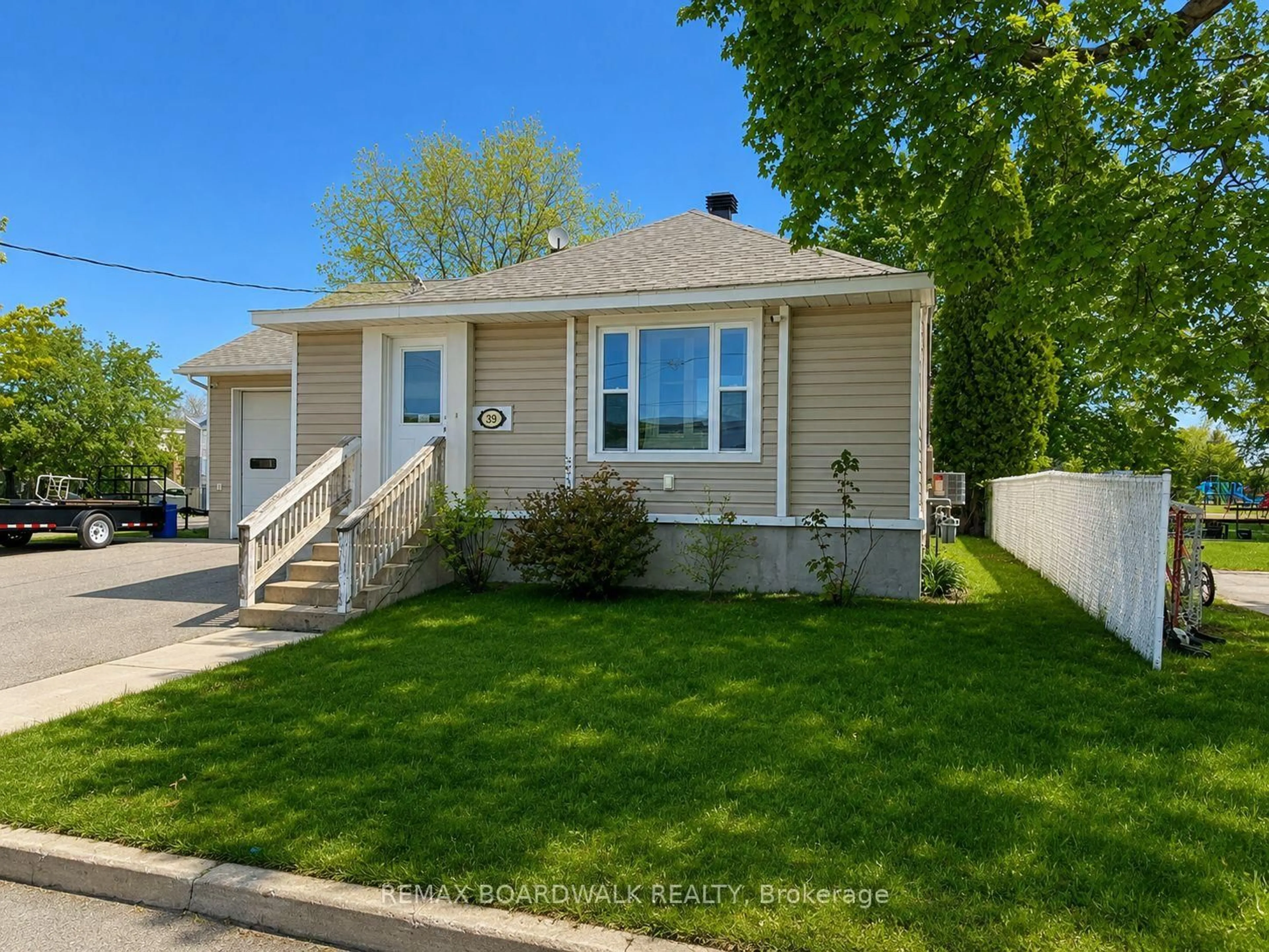 Home with vinyl exterior material, street for 39 Condie St, Smiths Falls Ontario K7A 2T3