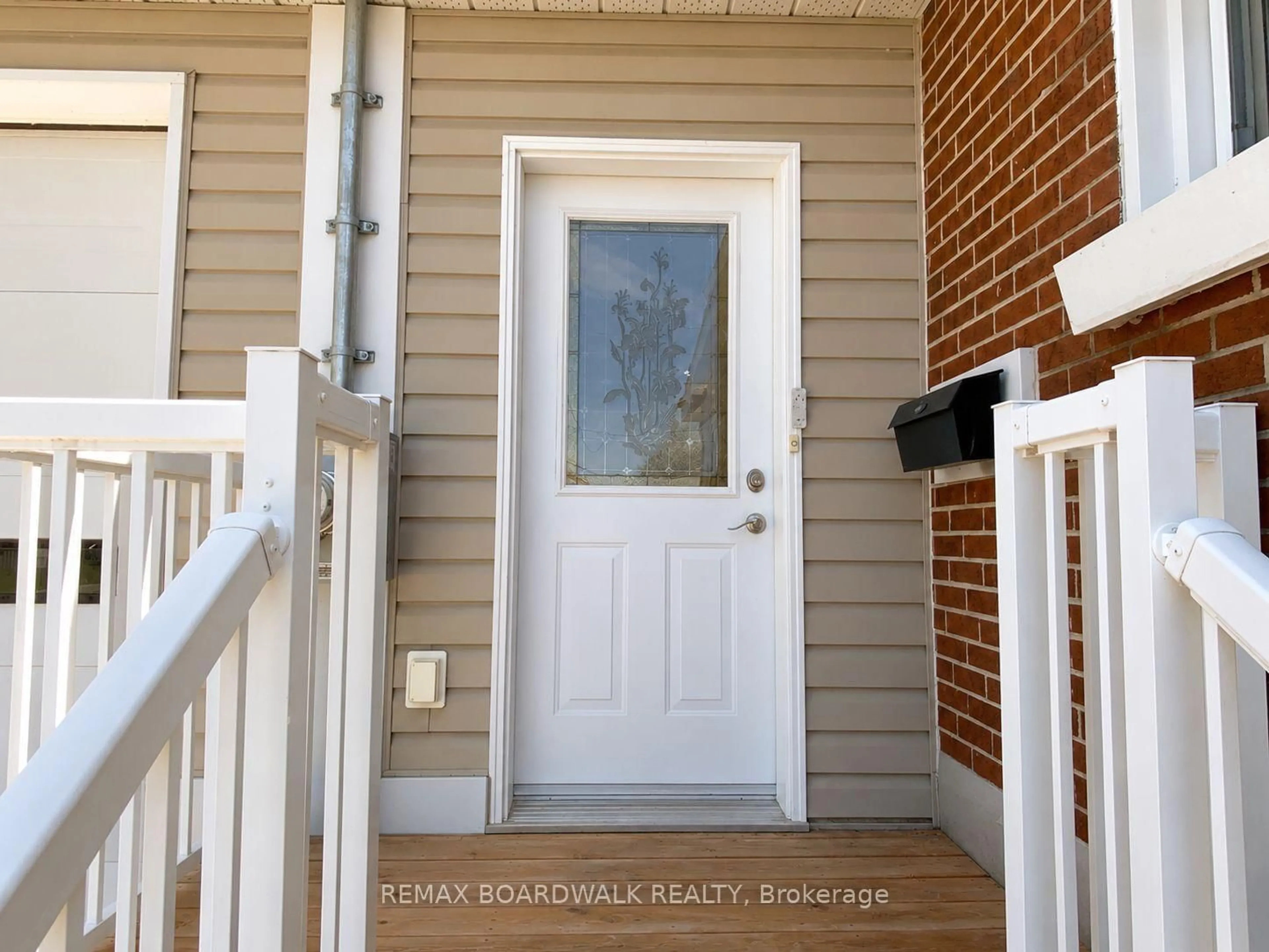 Indoor entryway for 39 Condie St, Smiths Falls Ontario K7A 2T3