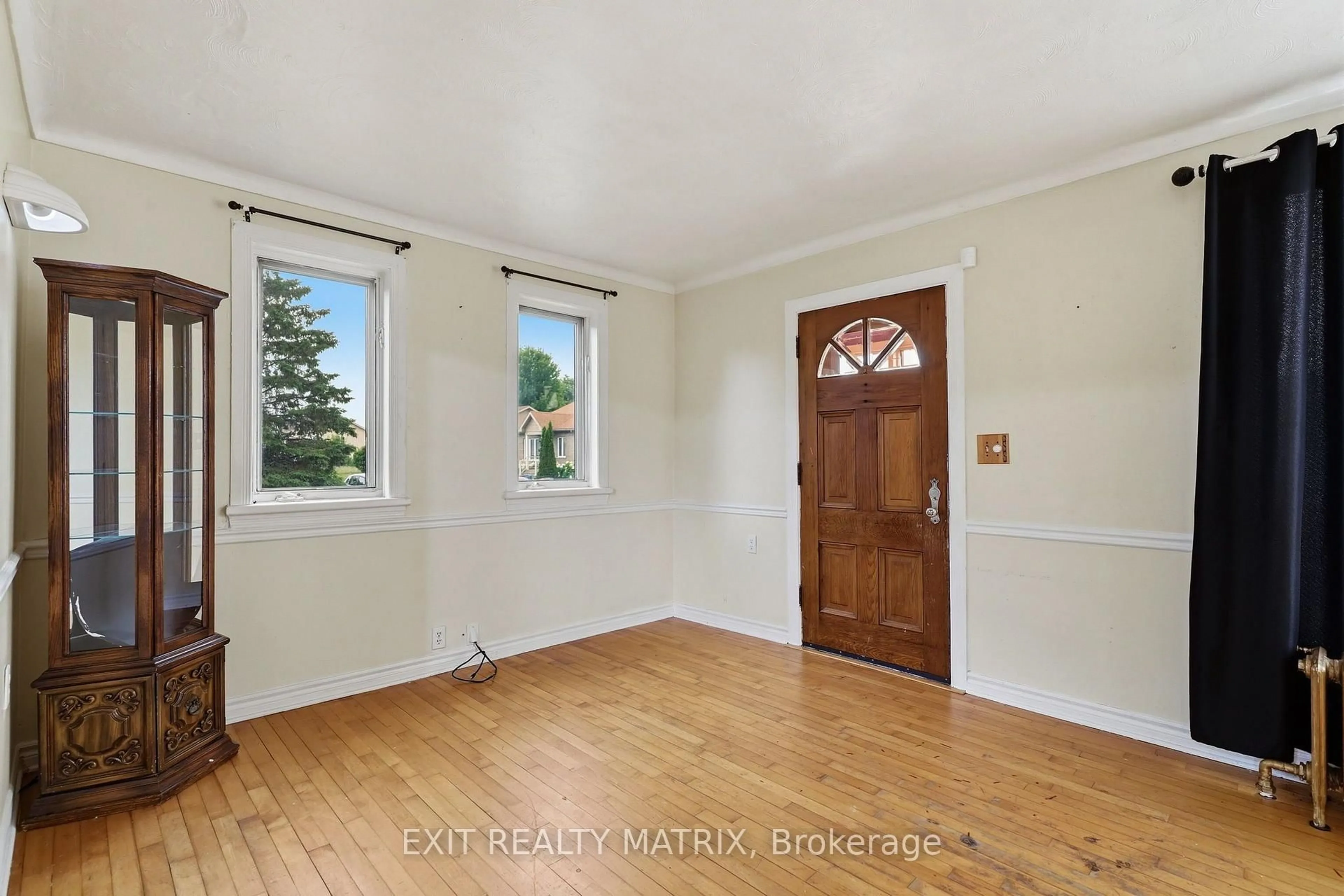 Indoor entryway for 281 Higginson St, Hawkesbury Ontario K6A 1G8