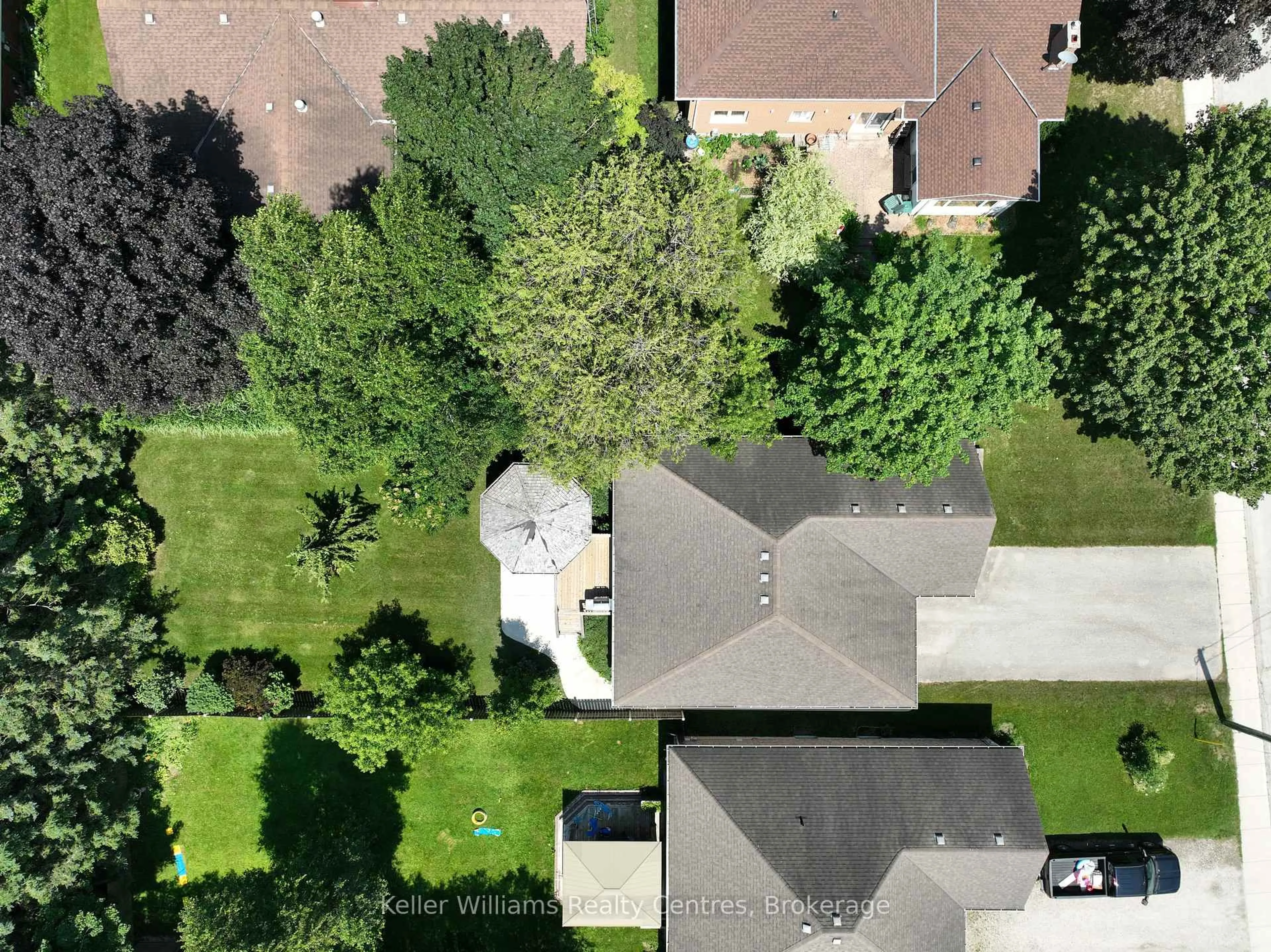 A pic from outside/outdoor area/front of a property/back of a property/a pic from drone, street for 152 Kincardine St, West Grey Ontario N0G 1R0