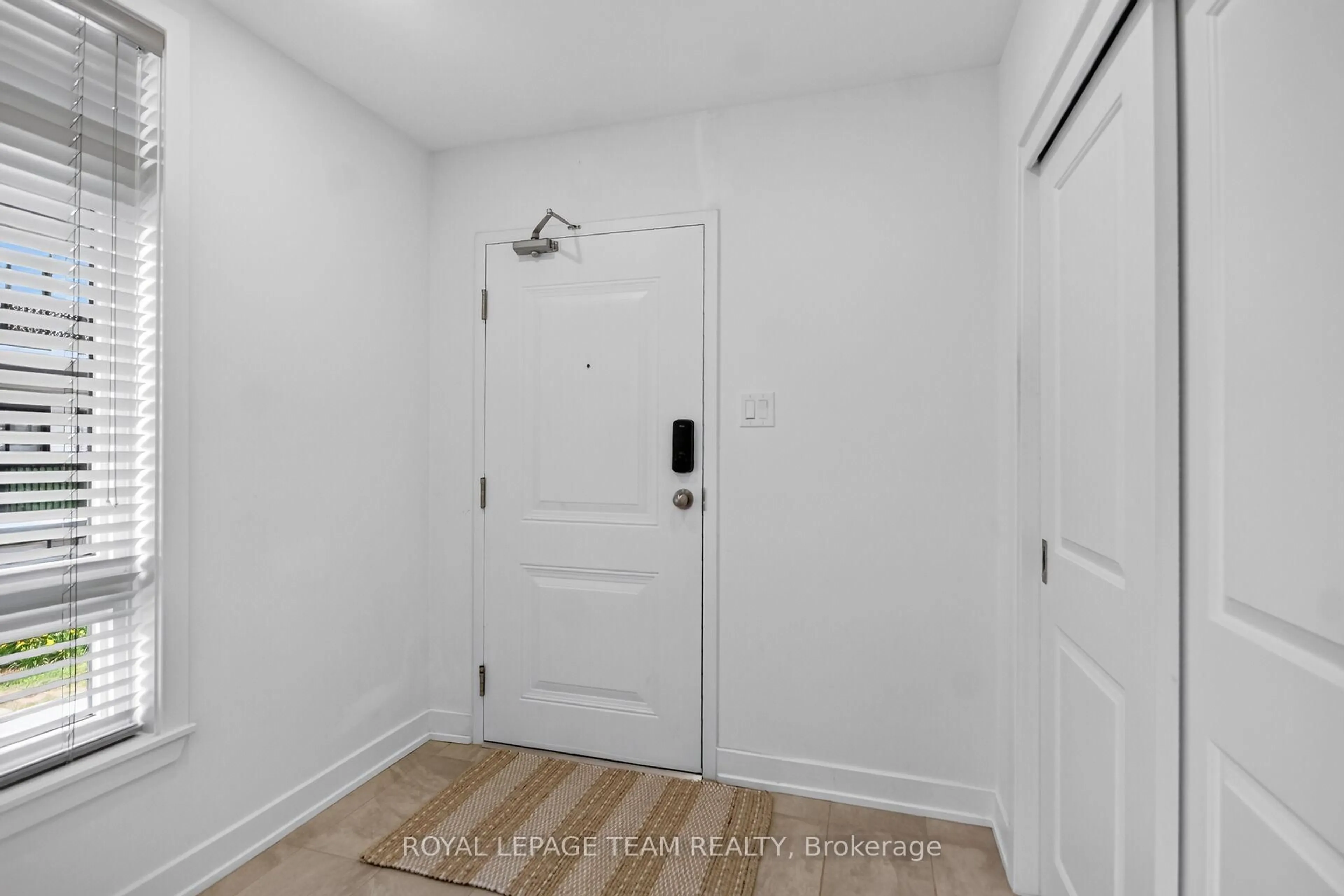 Indoor entryway for 45 Overberg Way #H, Ottawa Ontario K2S 2Y4