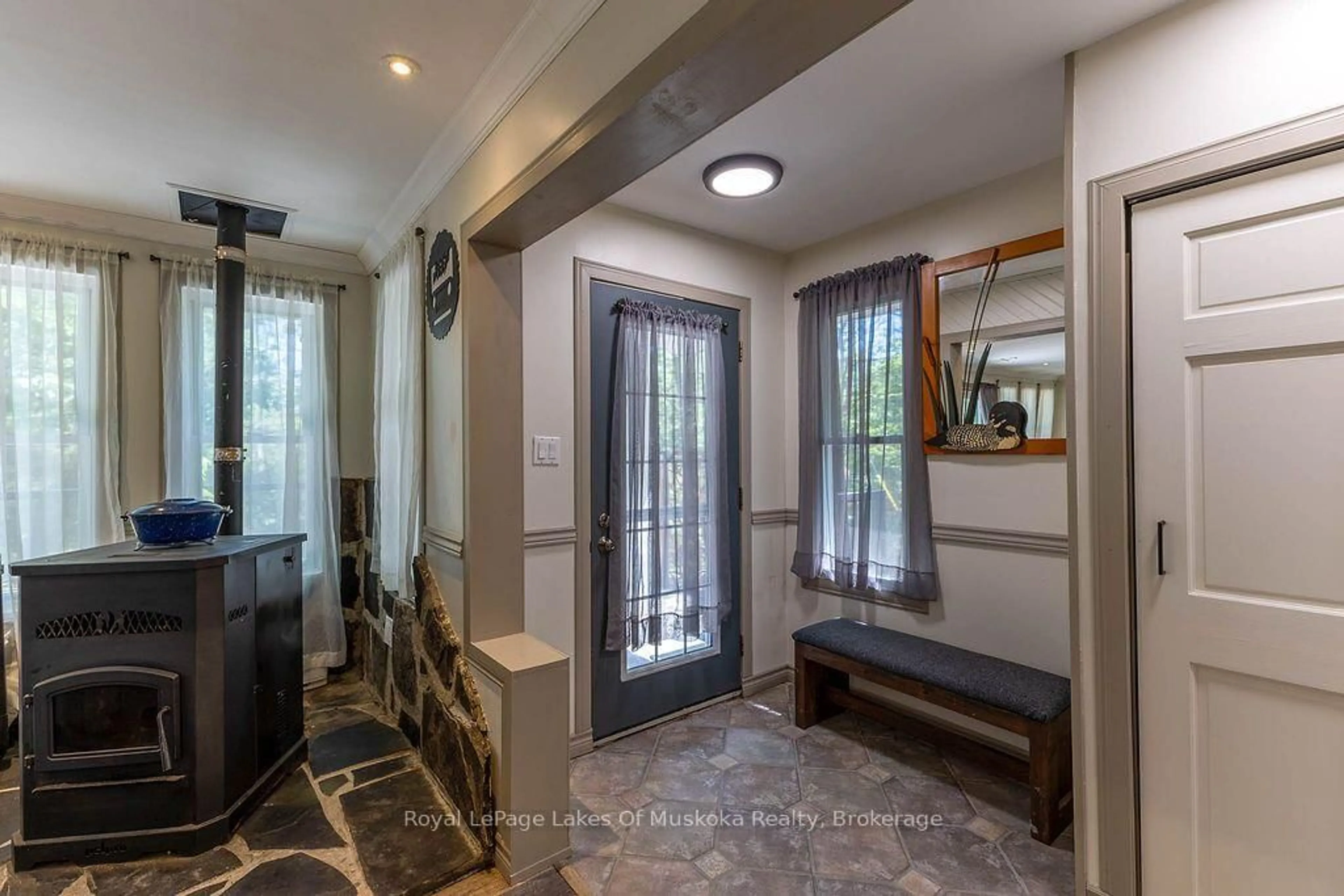 Indoor entryway for 1075 Leonard Lake 2 Rd, Muskoka Lakes Ontario P1L 0M5