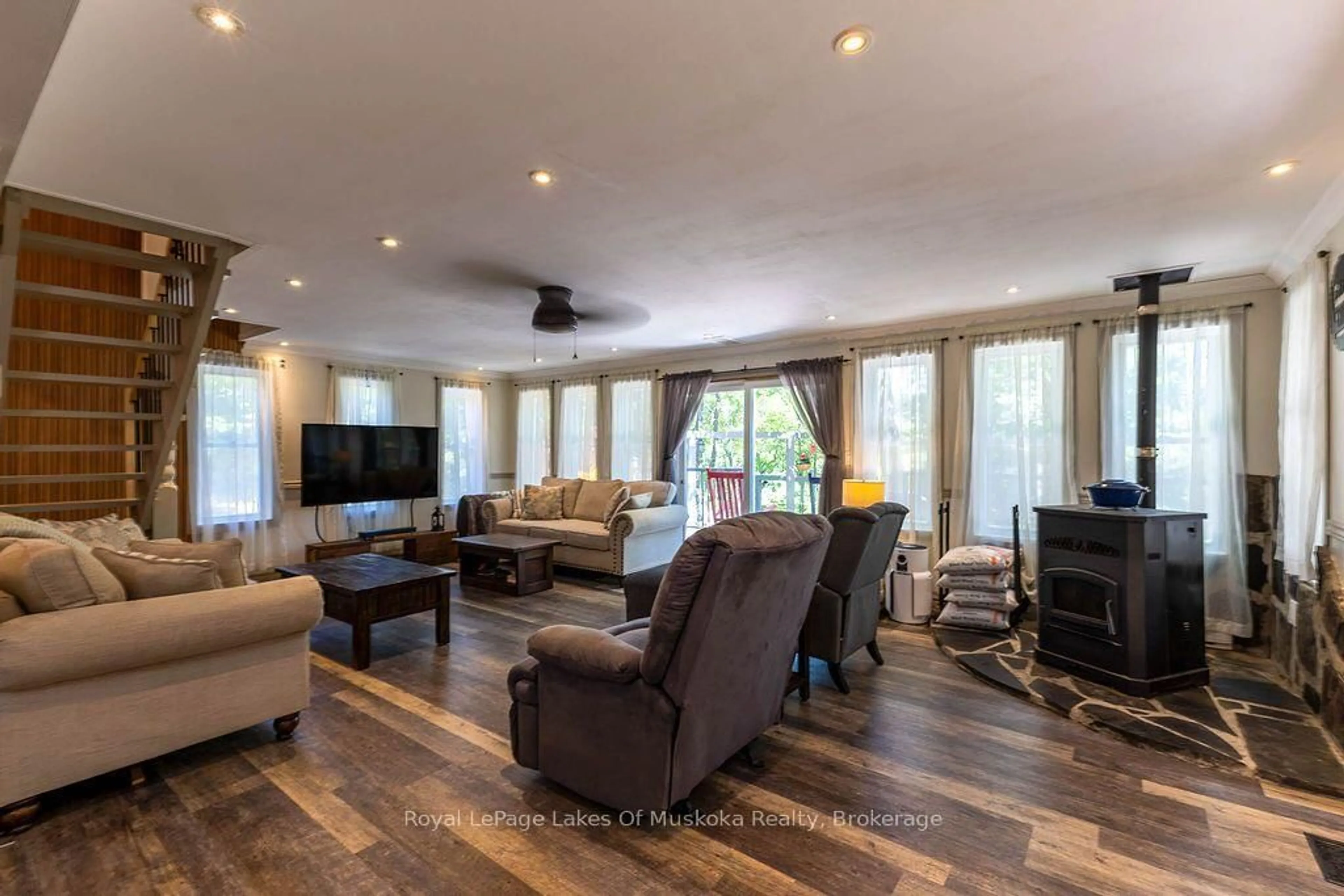 Living room with furniture, wood/laminate floor for 1075 Leonard Lake 2 Rd, Muskoka Lakes Ontario P1L 0M5