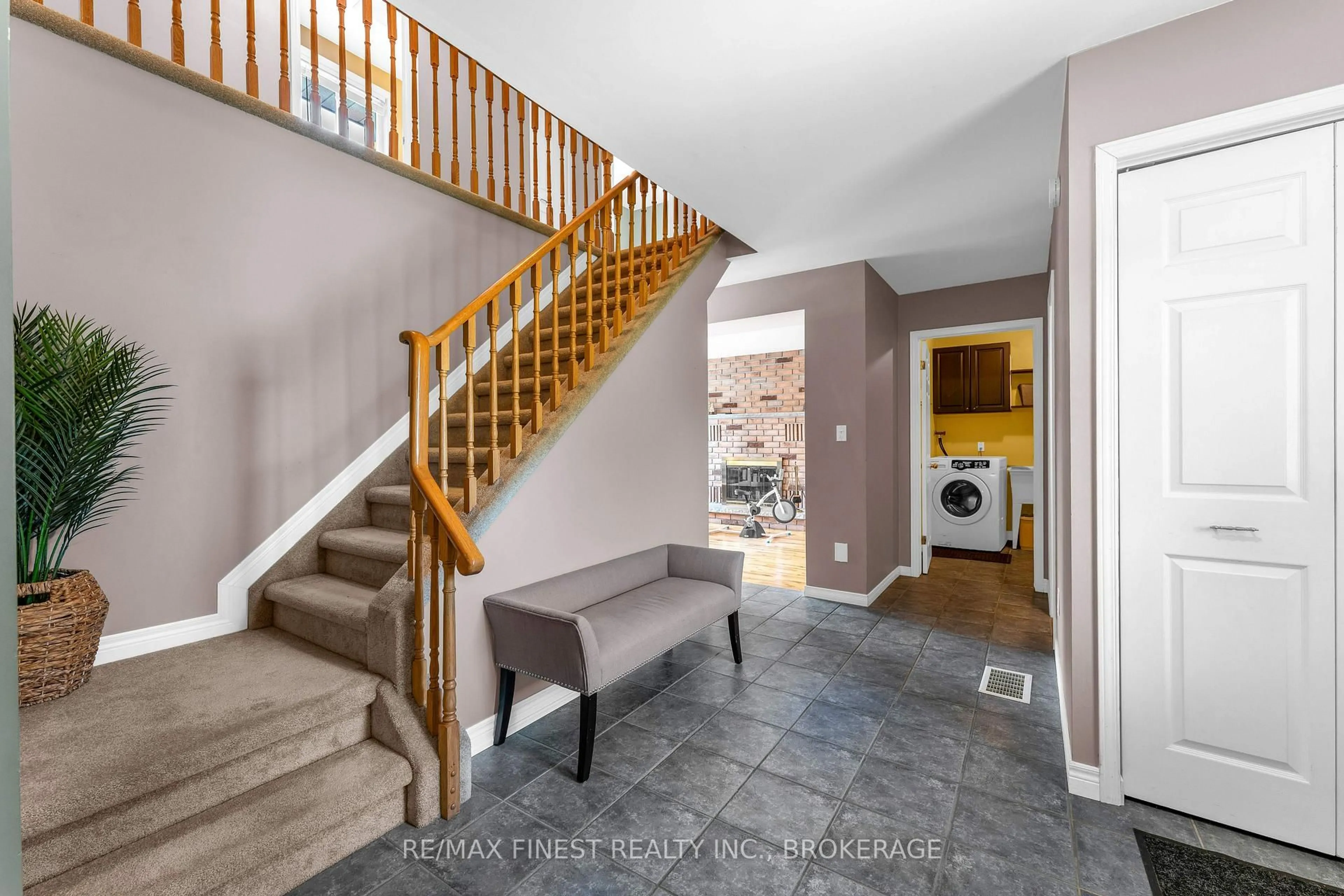 Indoor entryway for 943 Newhall Dr, Kingston Ontario K7P 2C7