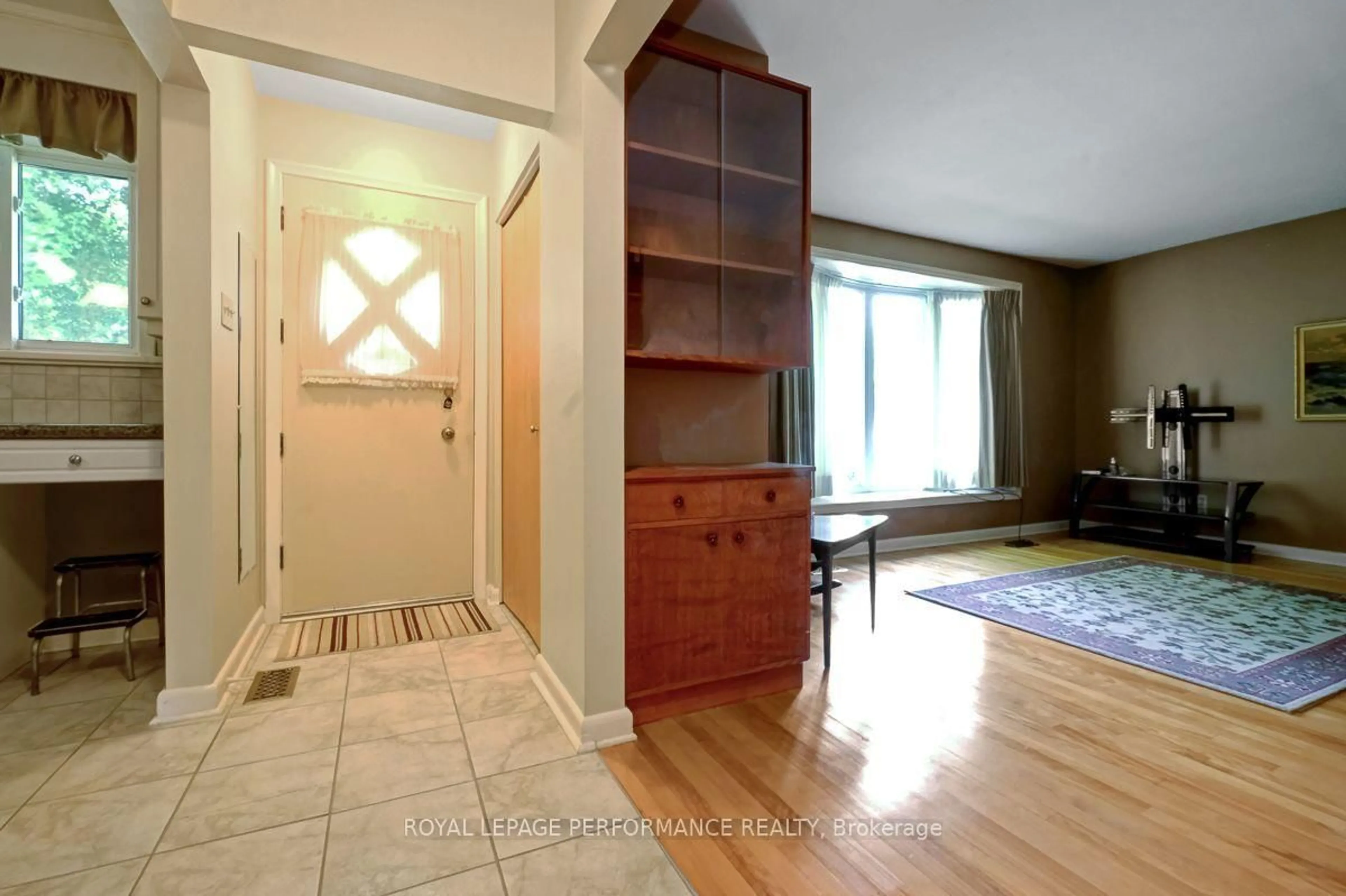 Indoor entryway for 2038 Arch St, Ottawa Ontario K1G 2H1