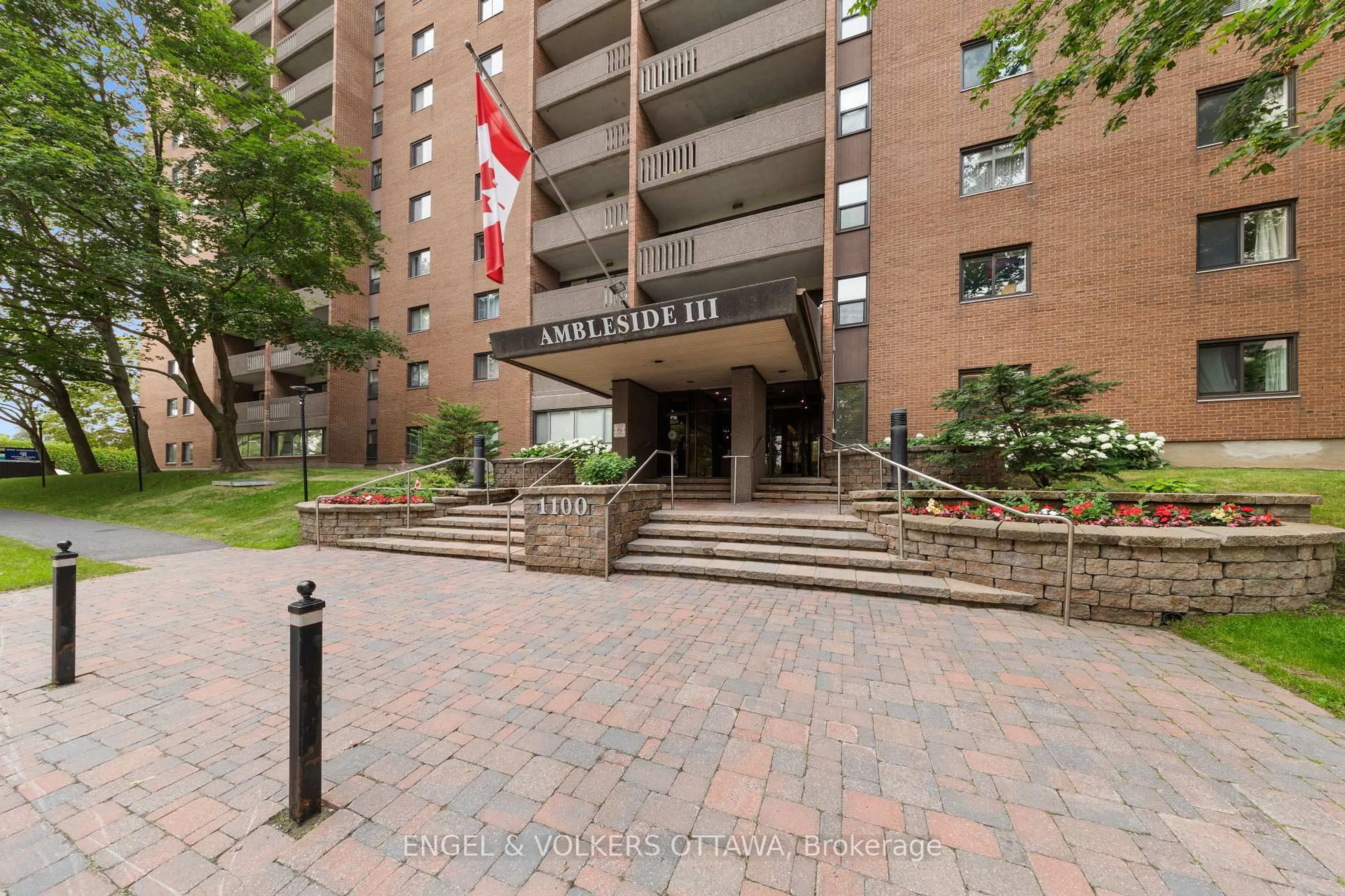 Indoor foyer for 1100 Ambleside Dr #516, Ottawa Ontario K2B 8G6
