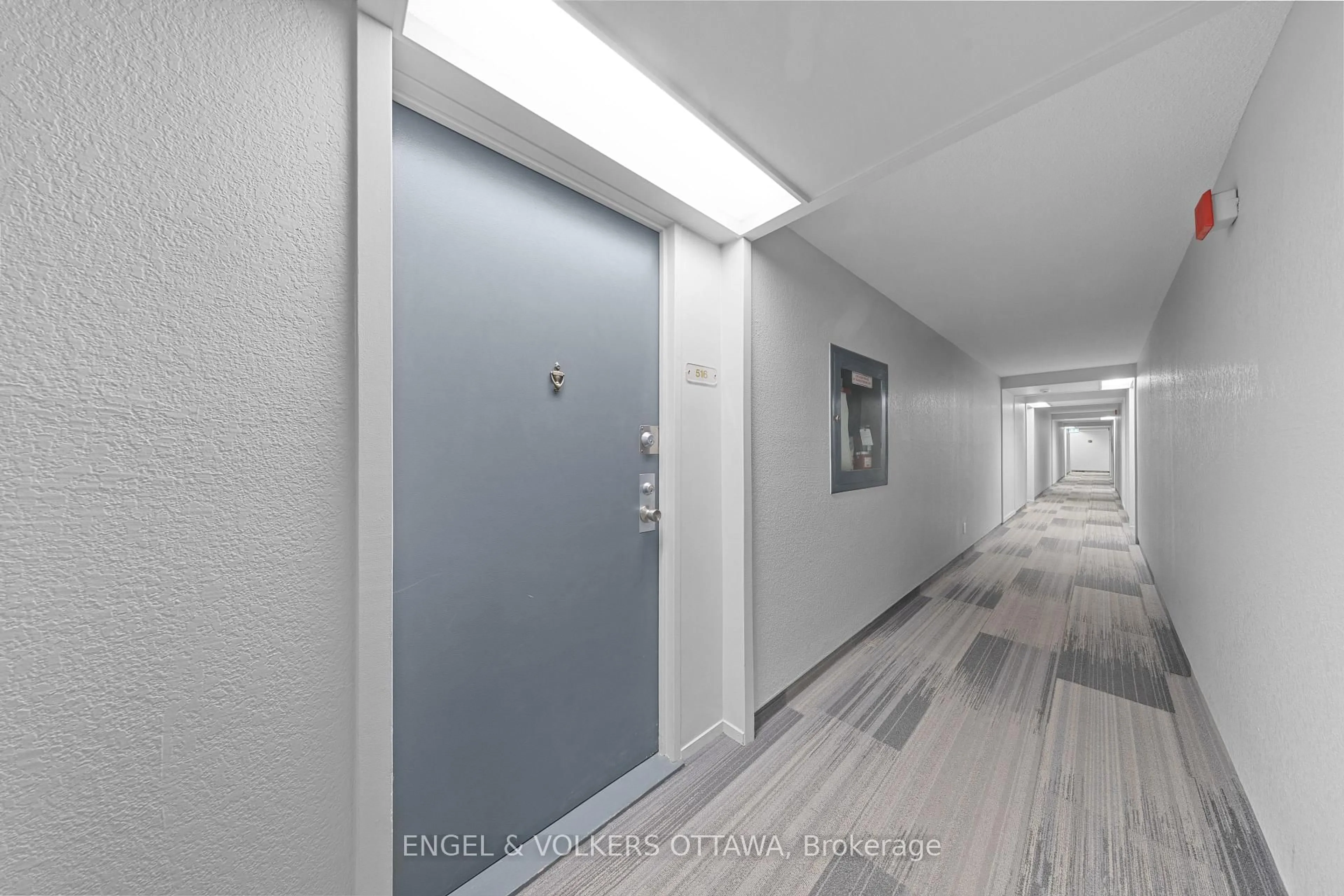 Indoor foyer for 1100 Ambleside Dr #516, Ottawa Ontario K2B 8G6