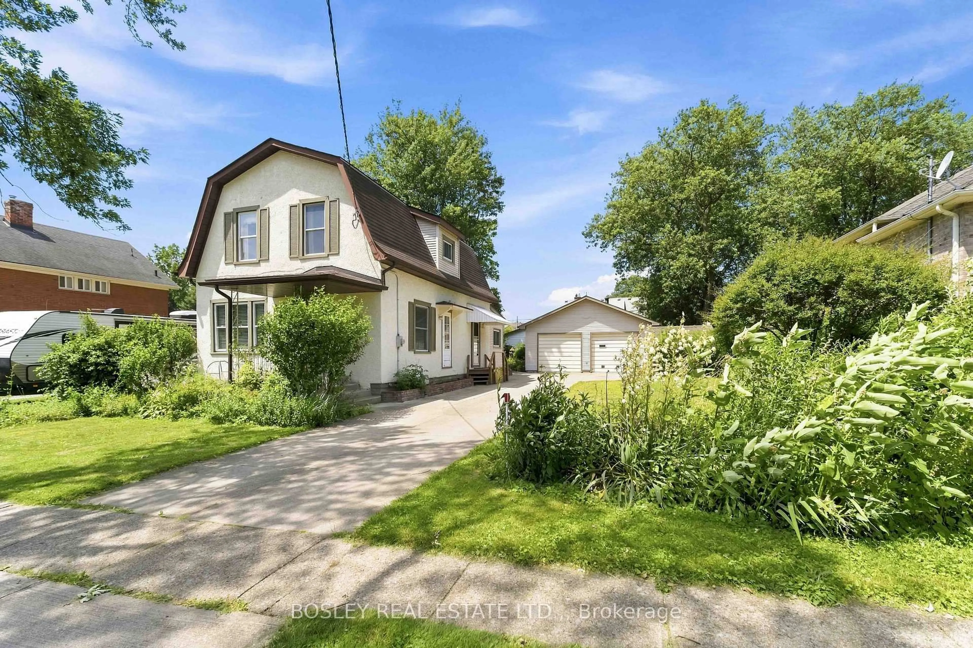 A pic from outside/outdoor area/front of a property/back of a property/a pic from drone, street for 99 Welland St, Thorold Ontario L2V 2C3