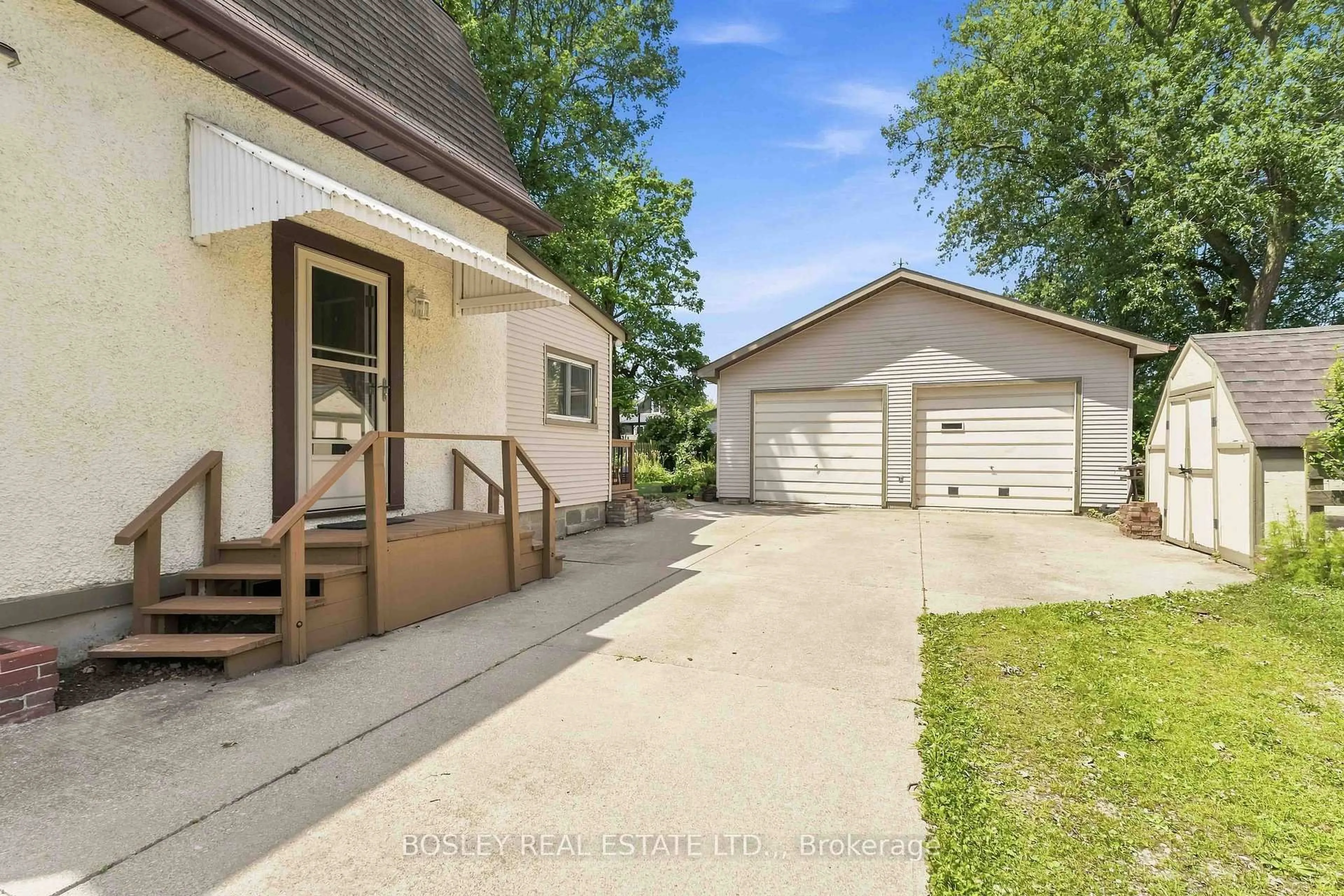 A pic from outside/outdoor area/front of a property/back of a property/a pic from drone, street for 99 Welland St, Thorold Ontario L2V 2C3