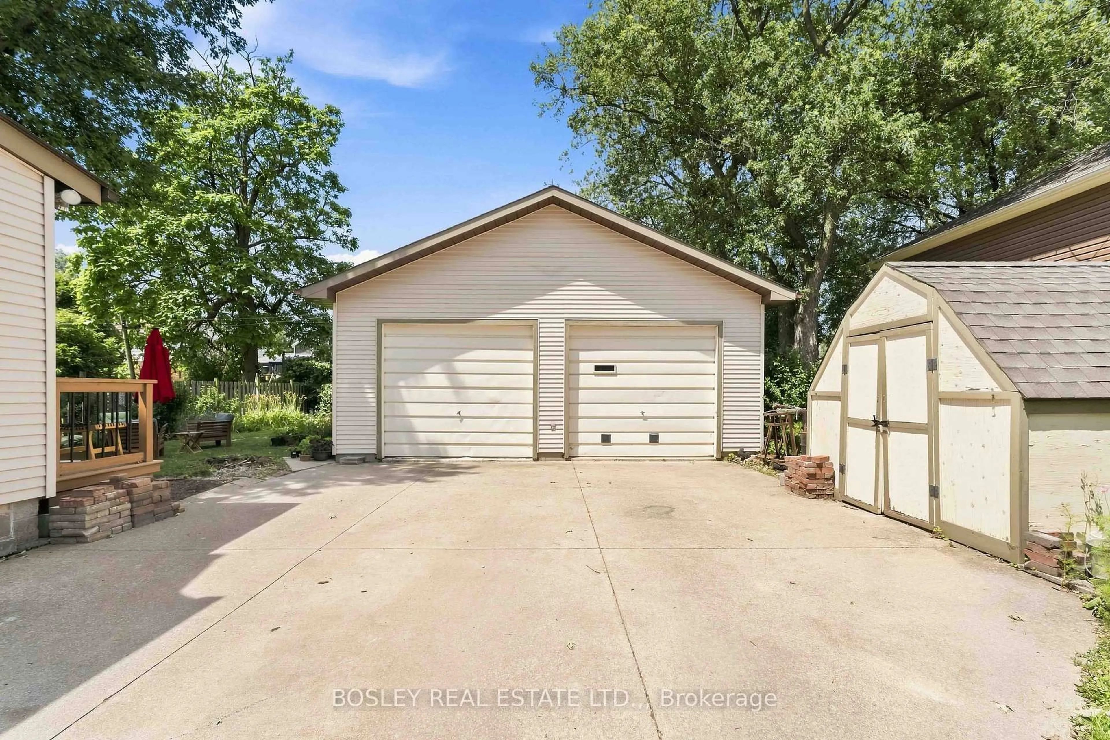 Indoor garage for 99 Welland St, Thorold Ontario L2V 2C3