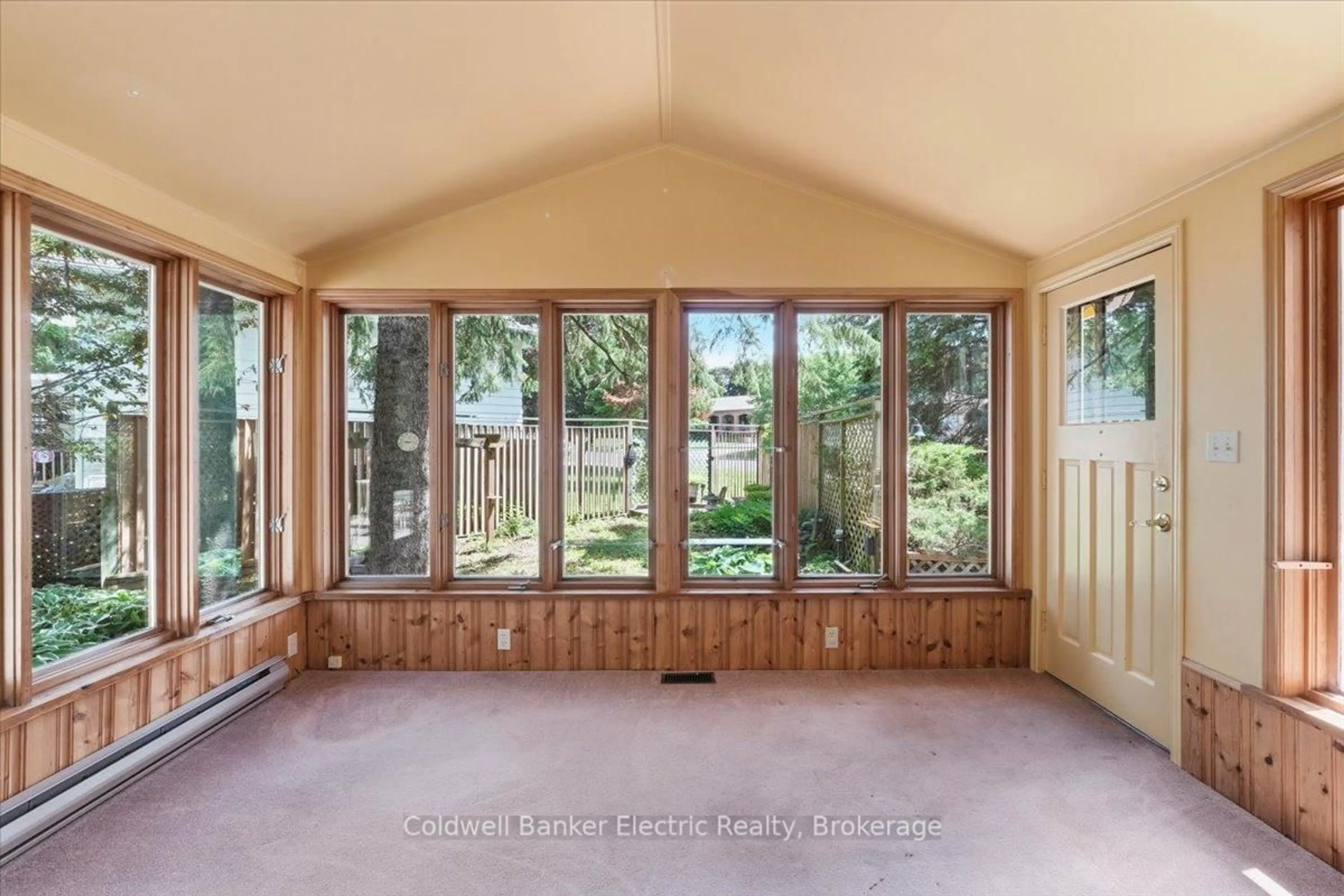 Indoor entryway for 951 St. Paul's St, Peterborough Ontario K9H 6J7
