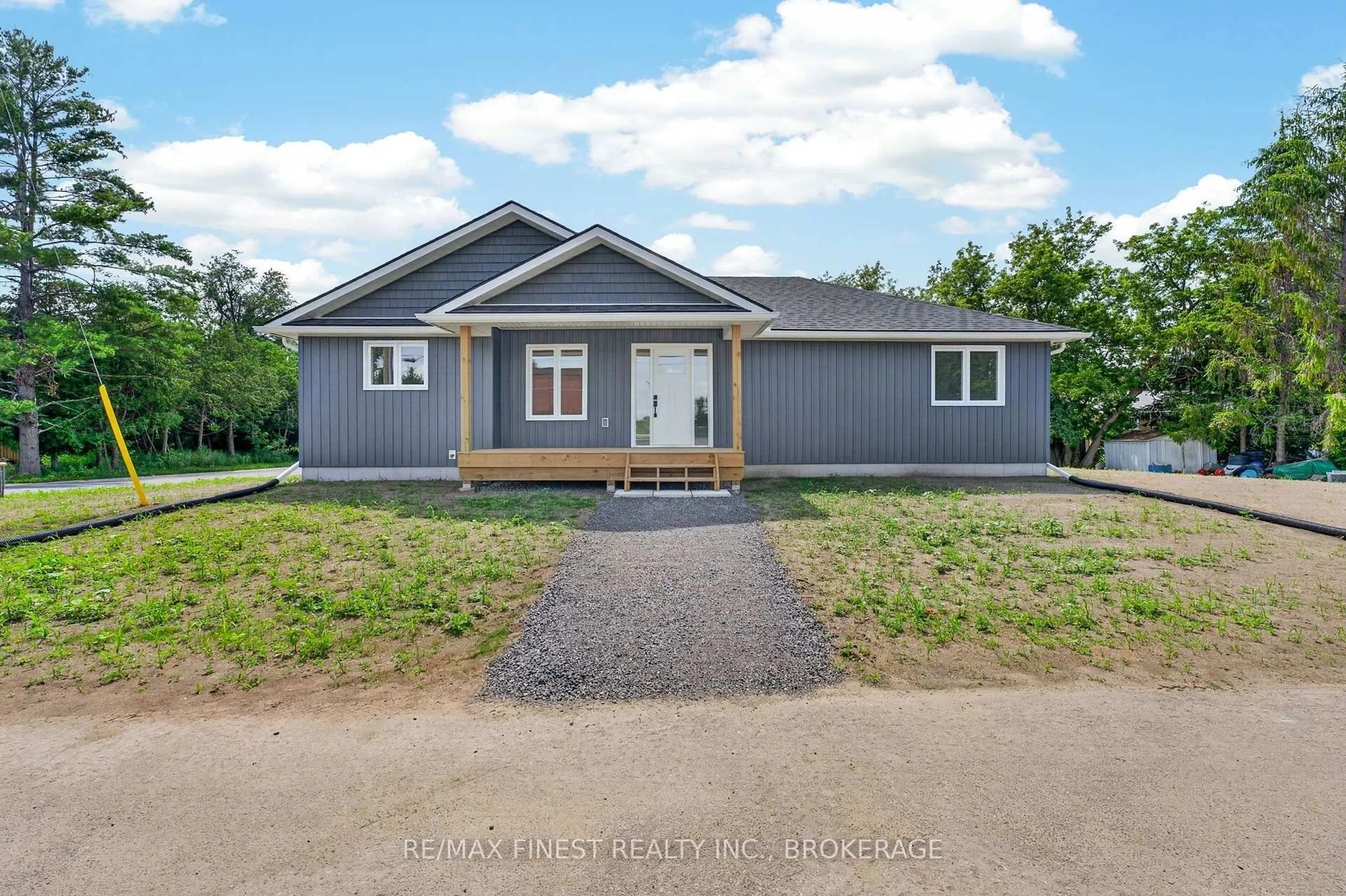 Home with vinyl exterior material, unknown for 37 East St, Limoges Ontario K0K 2M0